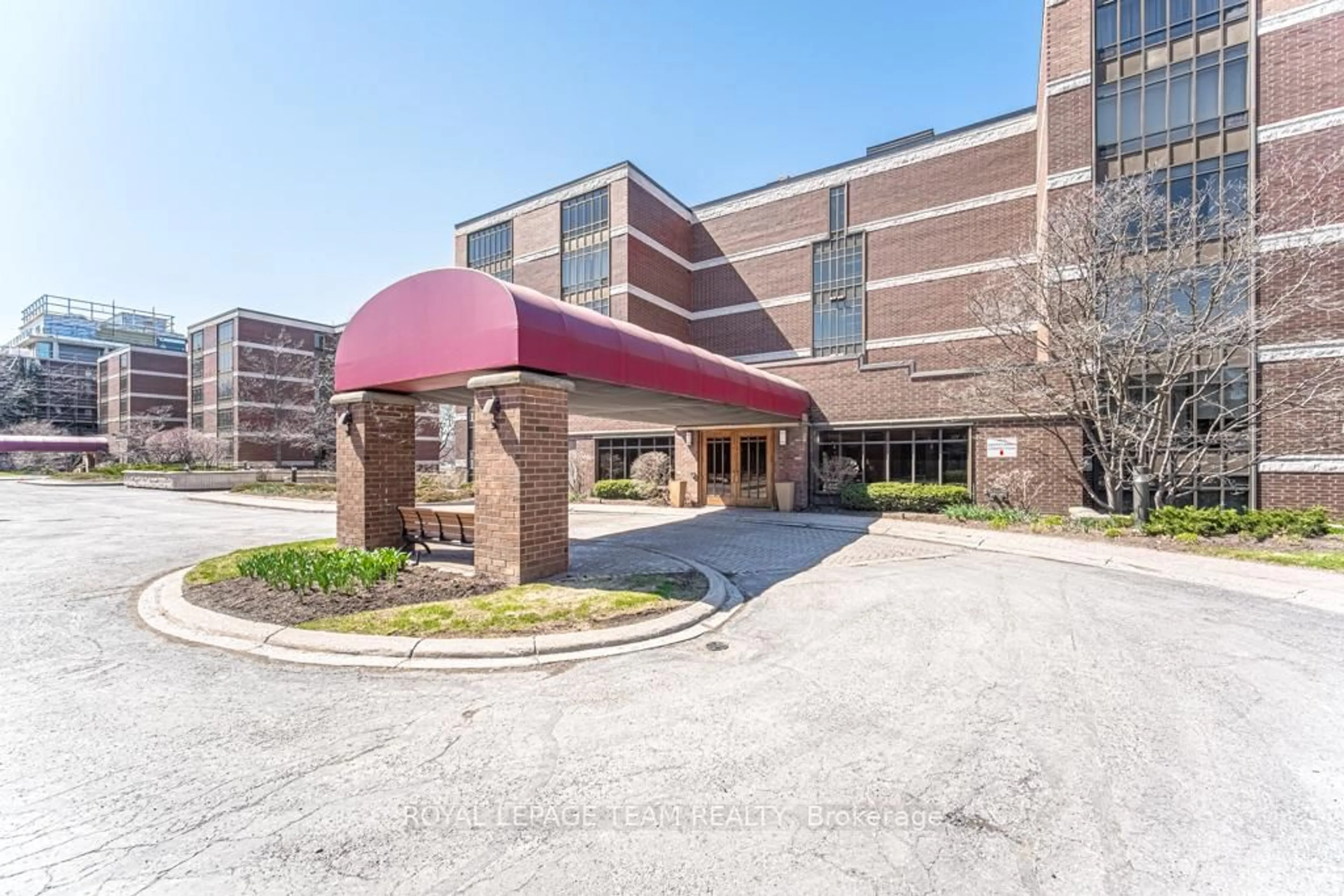 Indoor foyer for 111 Echo Dr #202, Ottawa Ontario K1S 5K8