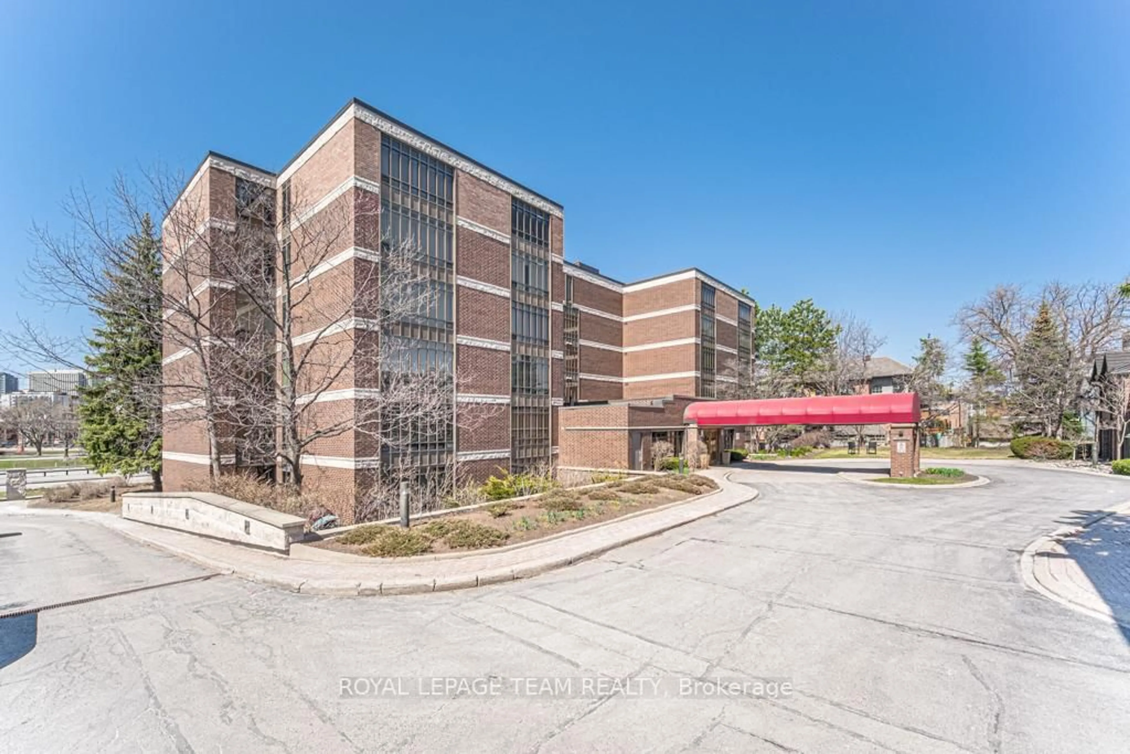 Indoor foyer for 111 Echo Dr #202, Ottawa Ontario K1S 5K8