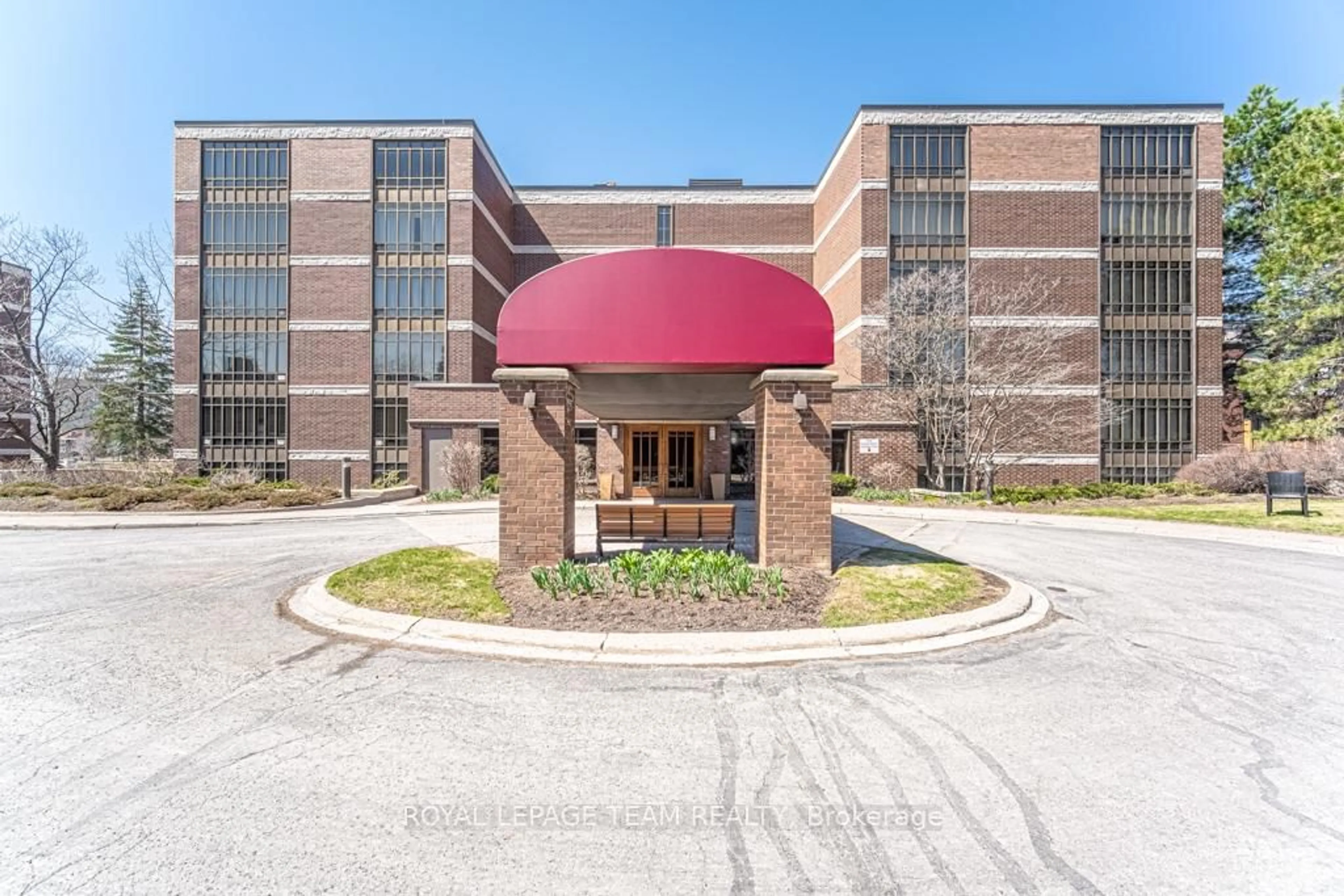 Indoor foyer for 111 Echo Dr #202, Ottawa Ontario K1S 5K8