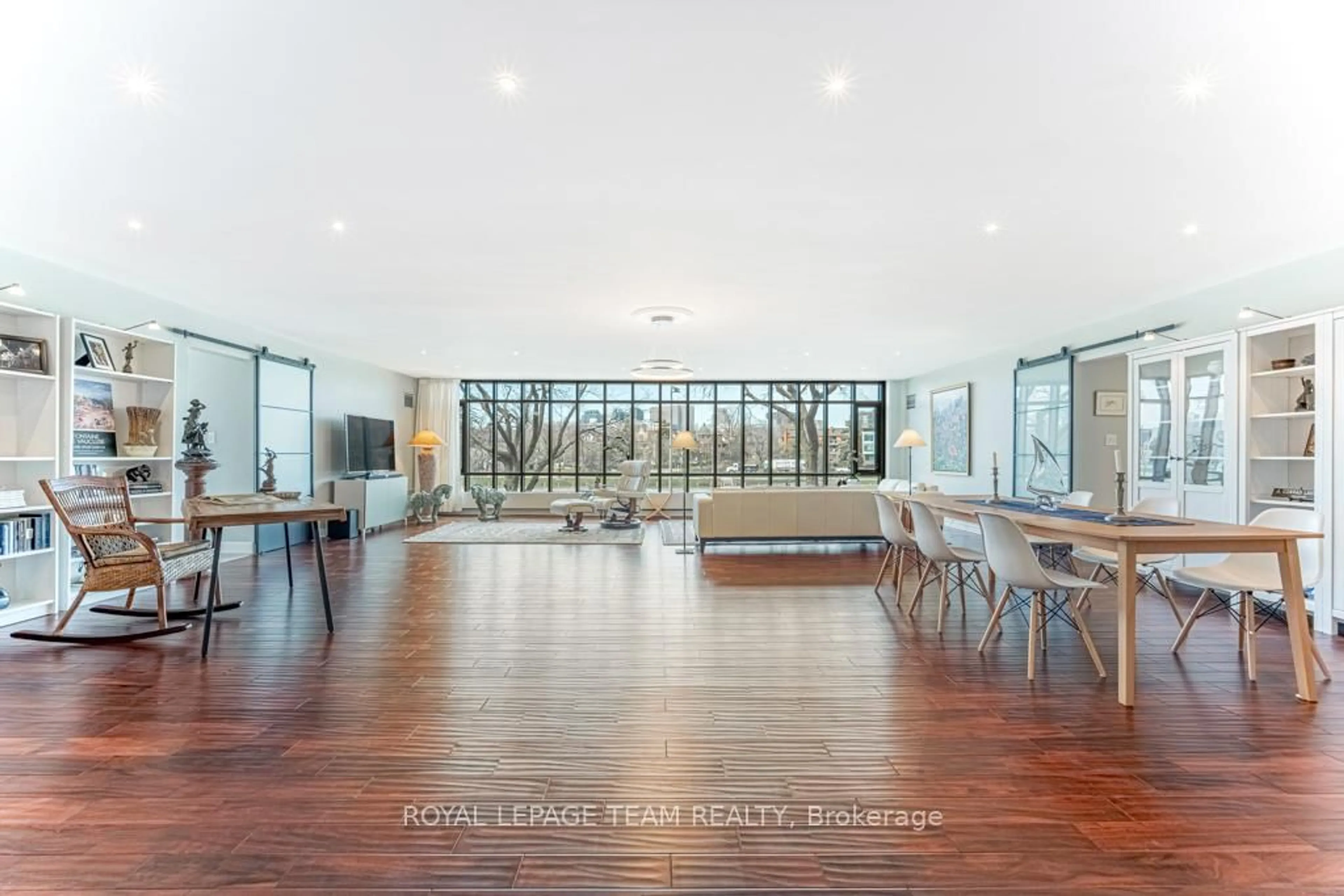 Indoor foyer for 111 Echo Dr #202, Ottawa Ontario K1S 5K8