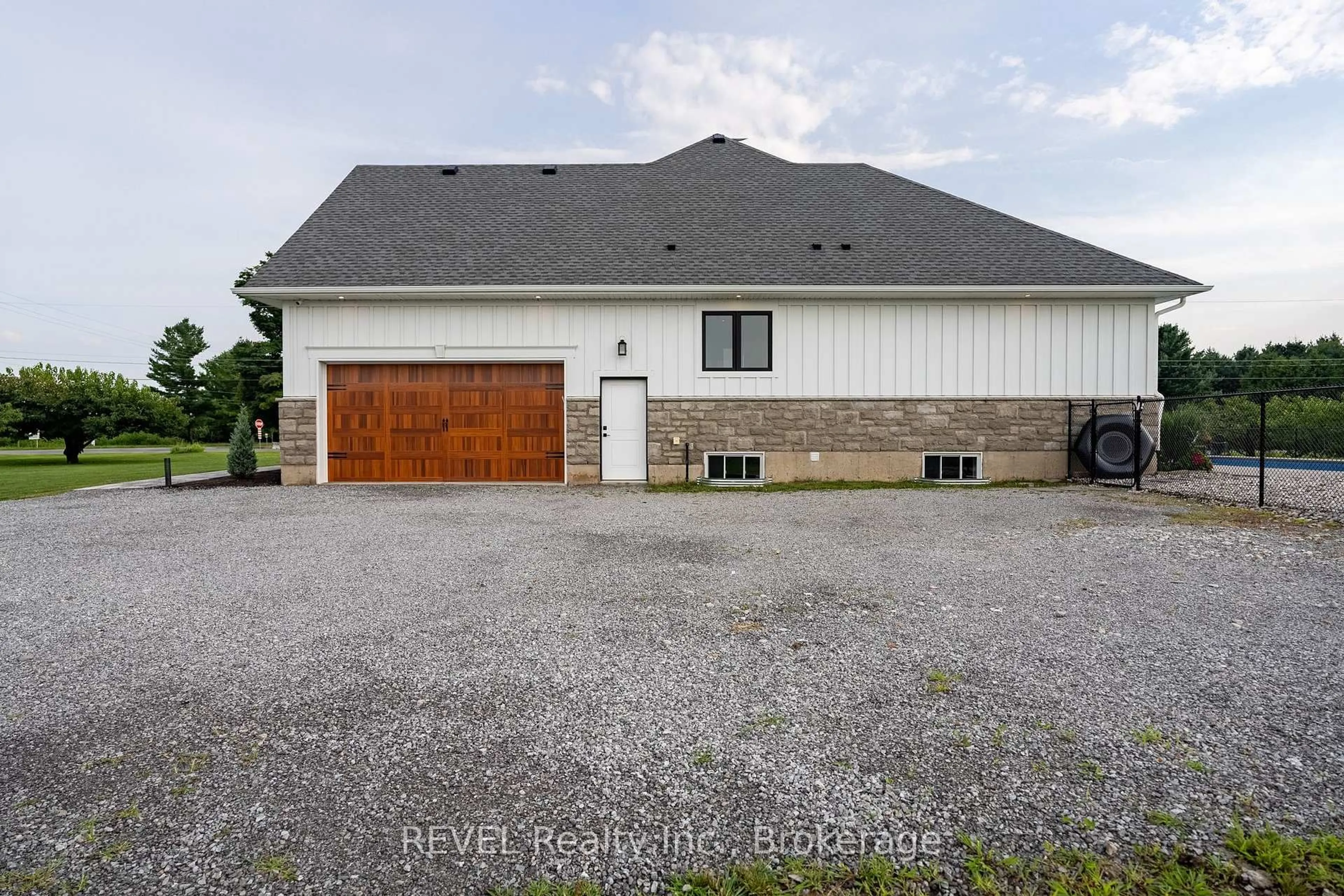 Indoor garage for 864 CONCESSION 1 RD Rd, Niagara-on-the-Lake Ontario L0S 1J0