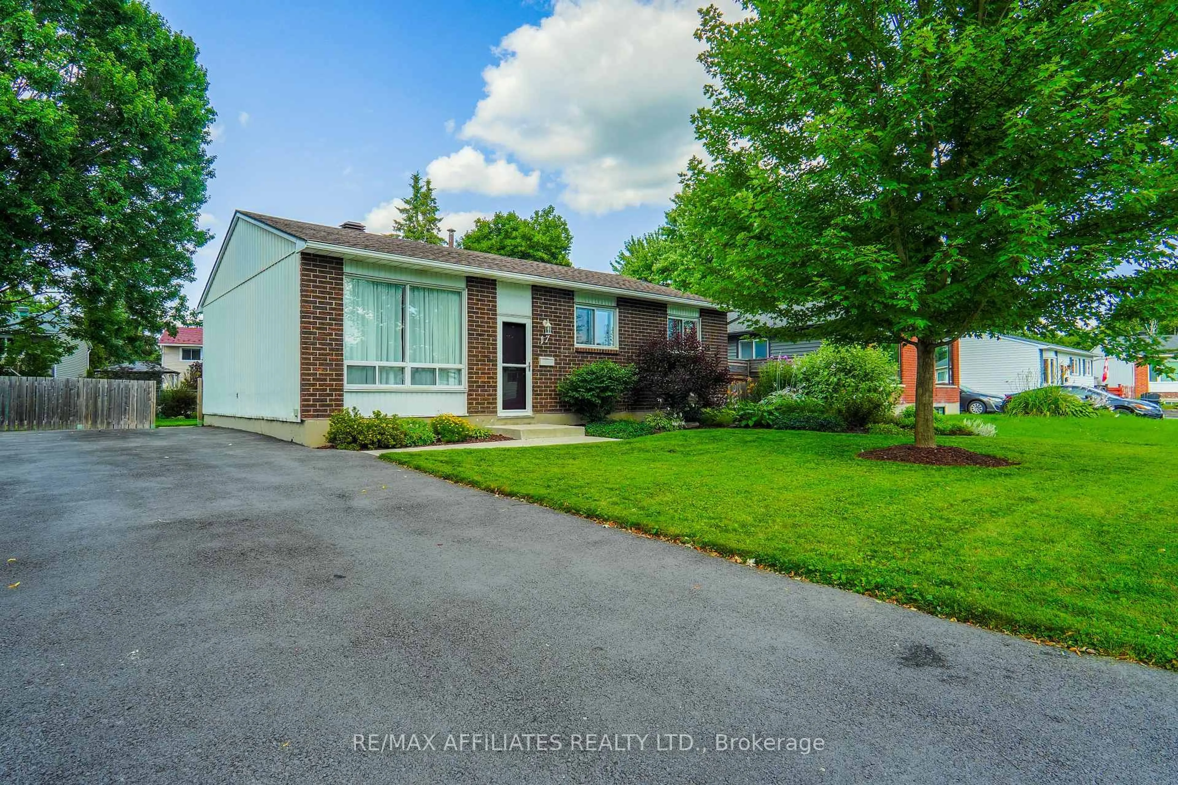 Unknown for 17 Uxbridge Cres, Ottawa Ontario K2L 1P6