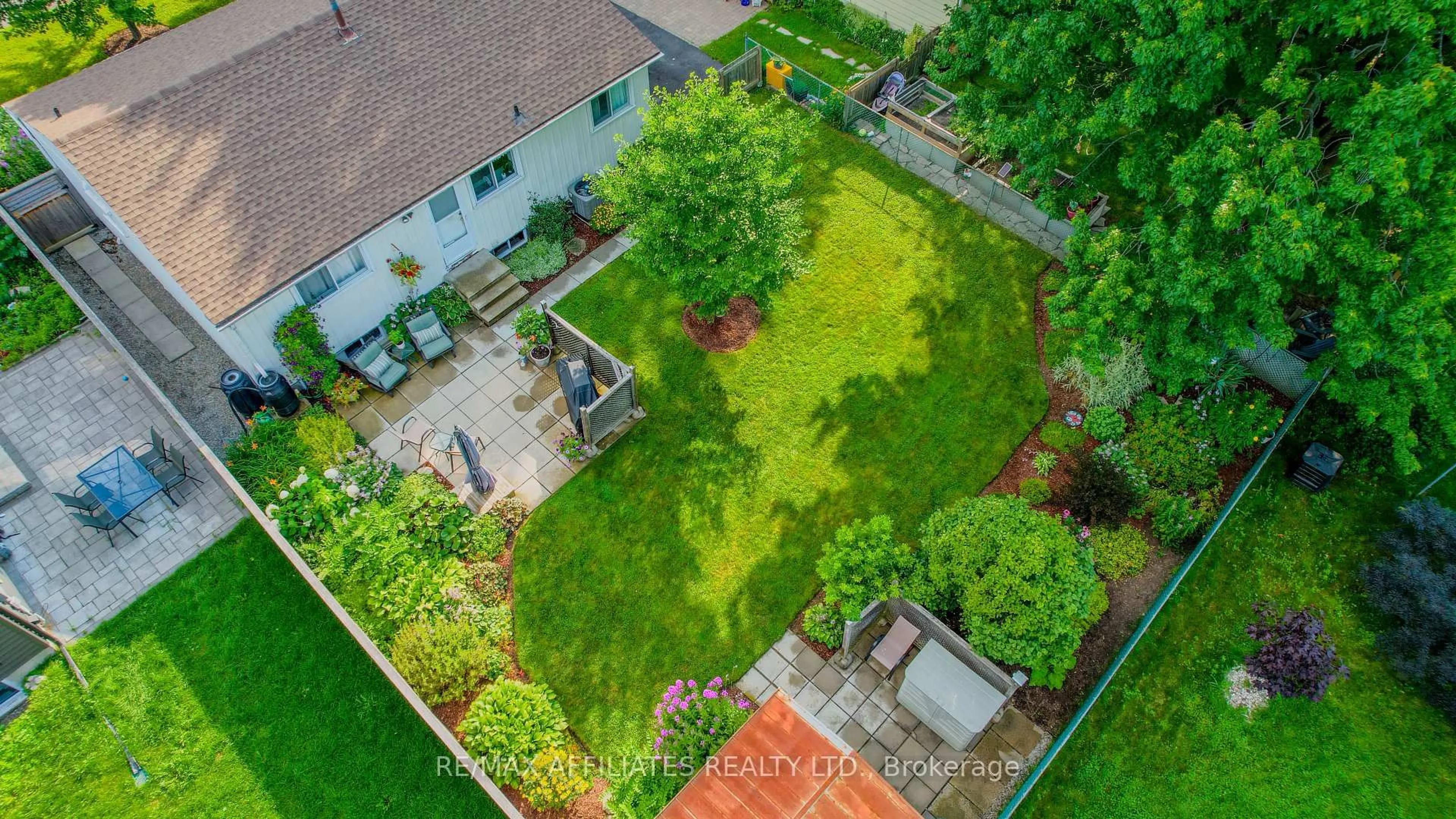 A pic from outside/outdoor area/front of a property/back of a property/a pic from drone, street for 17 Uxbridge Cres, Ottawa Ontario K2L 1P6