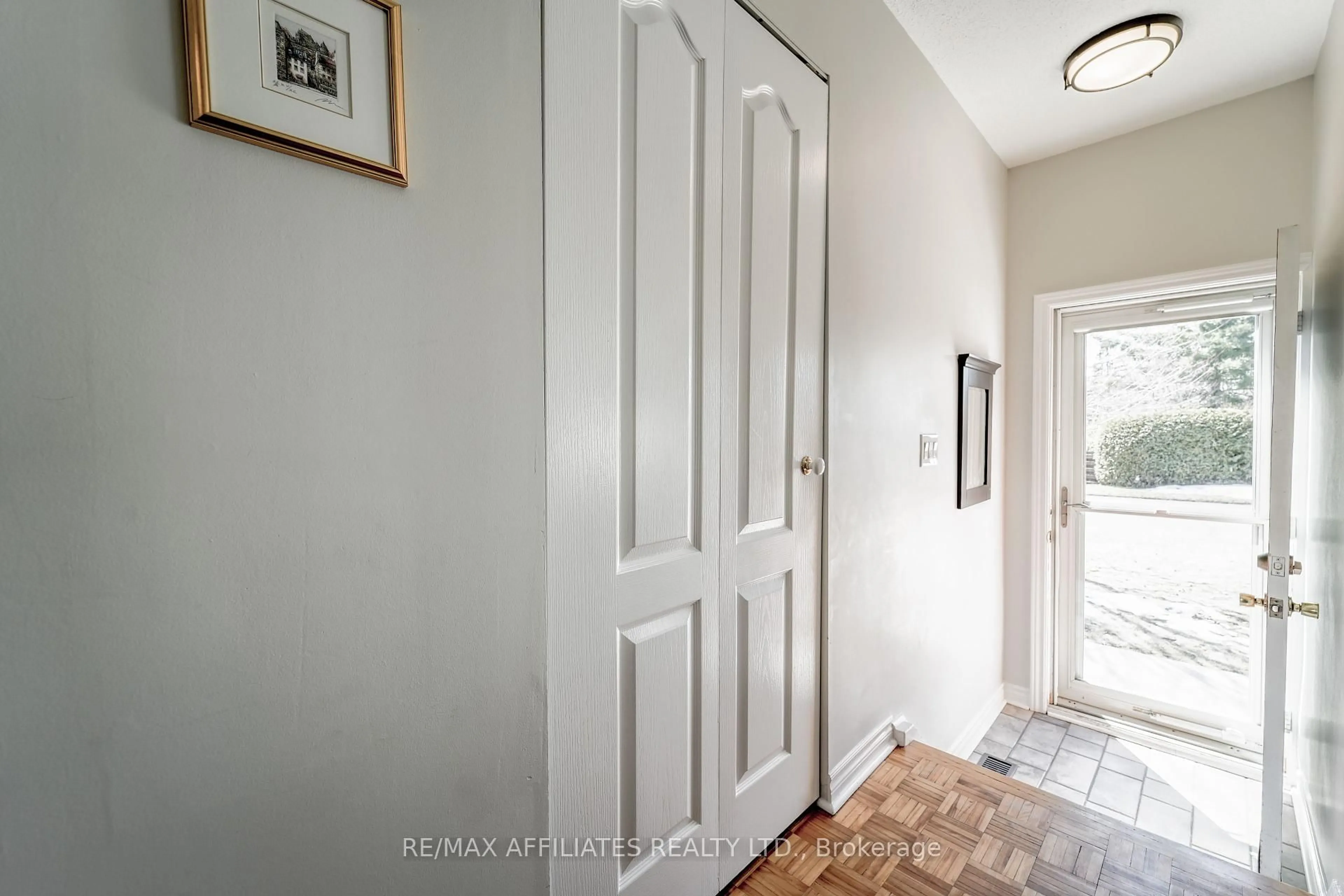 Indoor entryway for 17 Uxbridge Cres, Ottawa Ontario K2L 1P6
