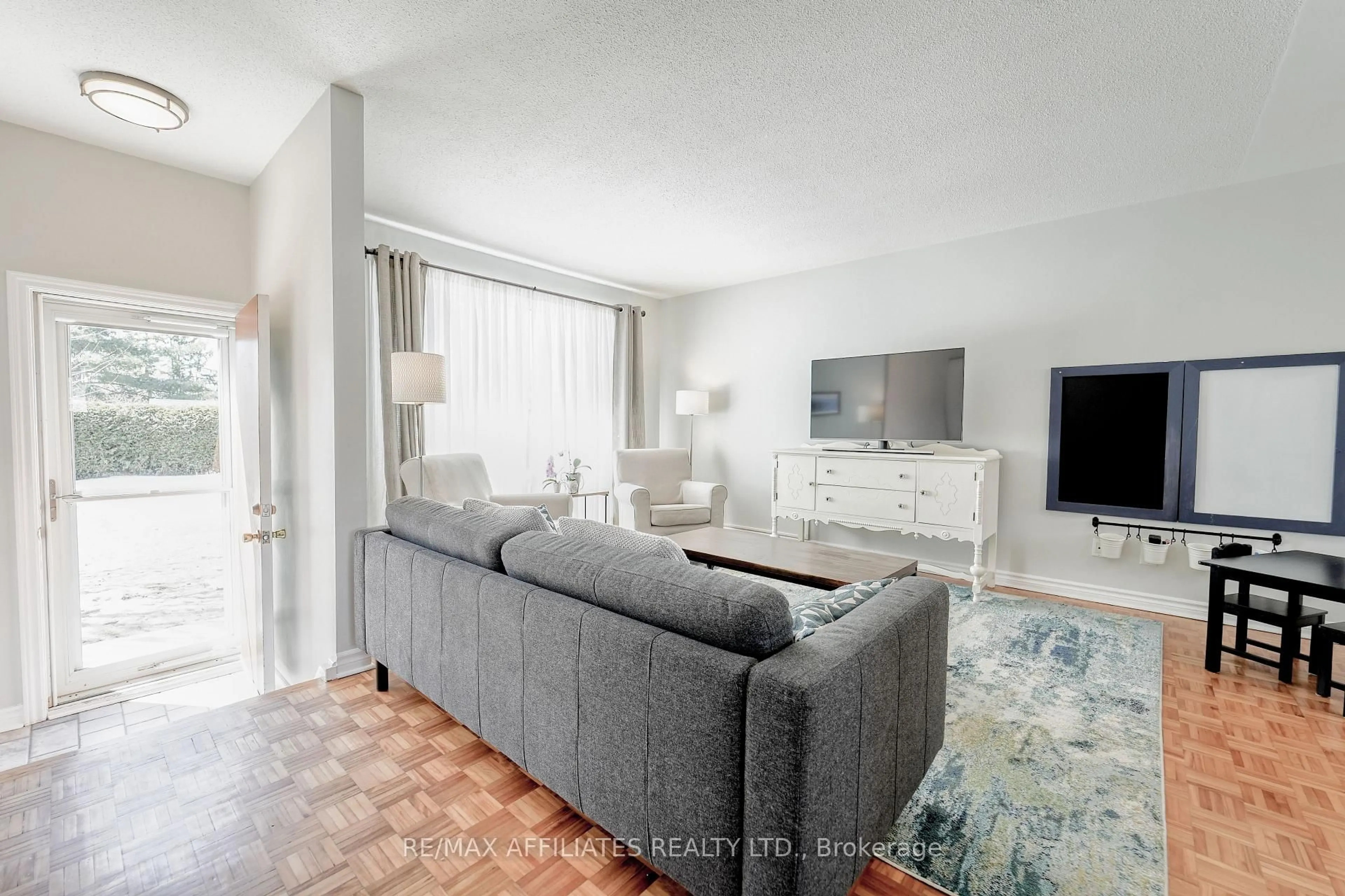Living room with furniture, unknown for 17 Uxbridge Cres, Ottawa Ontario K2L 1P6