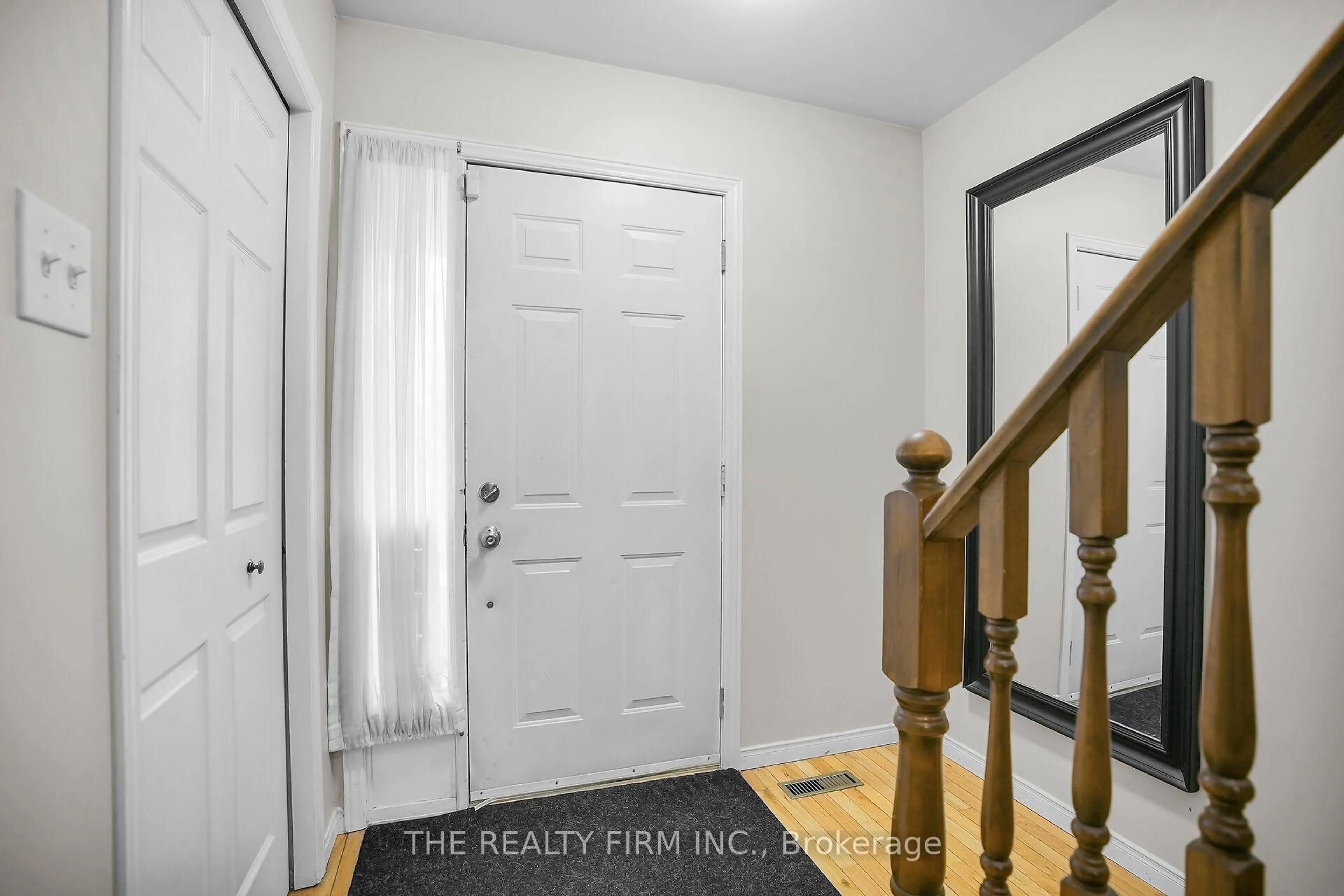 Indoor entryway for 1731 Marconi Blvd, London East Ontario N5V 4V4