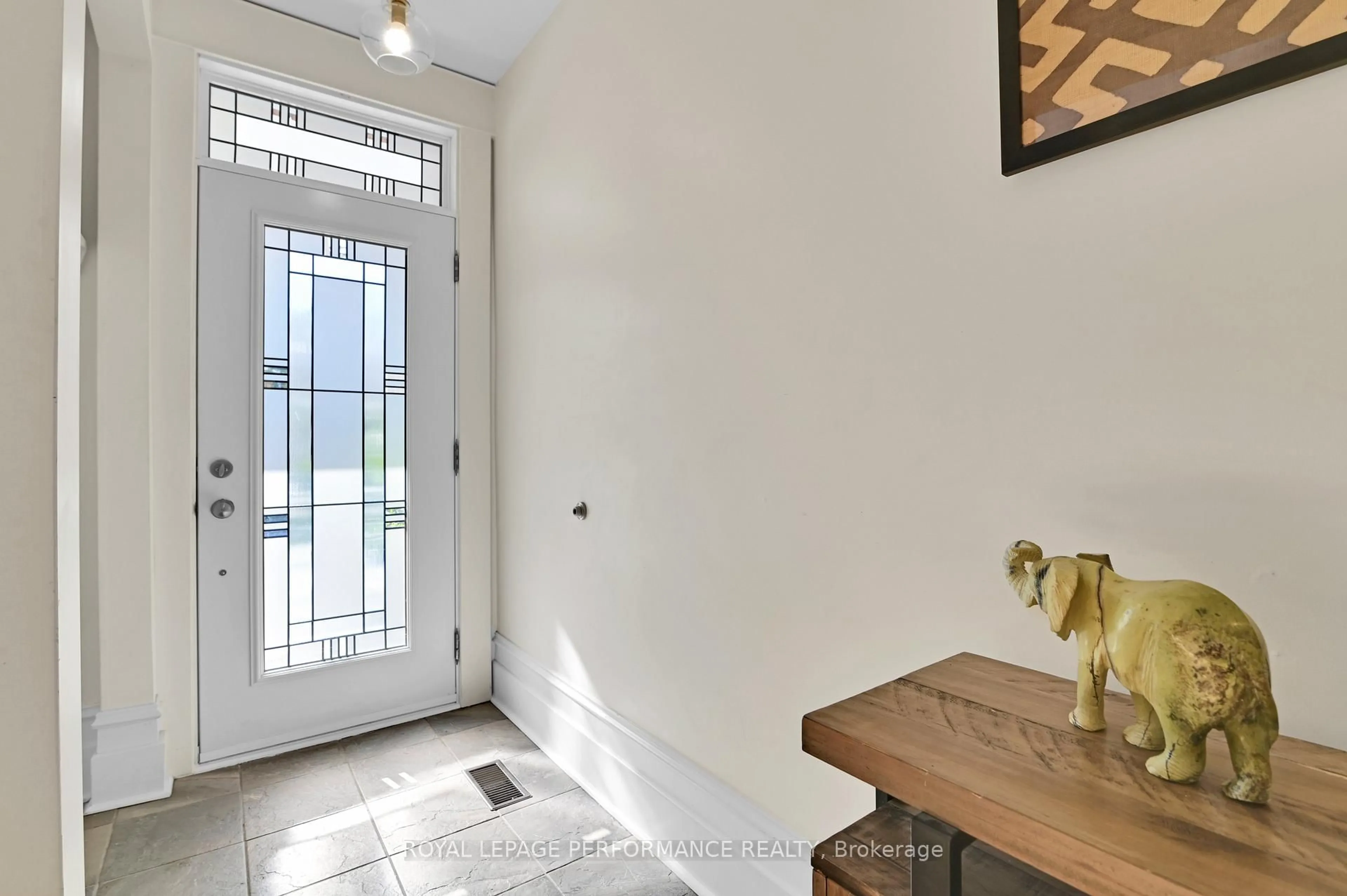 Indoor entryway for 372 MACKAY St, Ottawa Ontario K1M 2C2