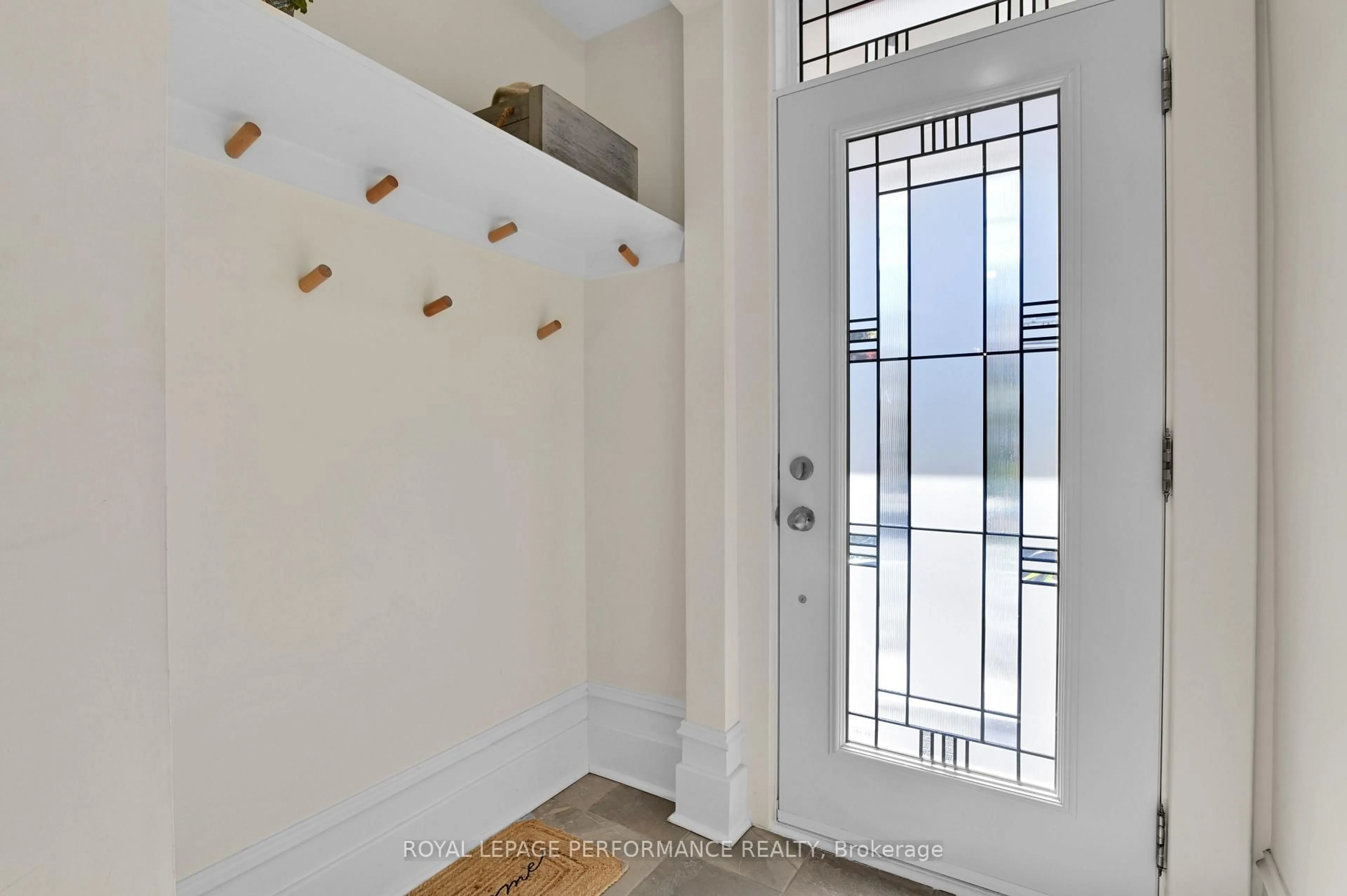 Indoor entryway for 372 MACKAY St, Ottawa Ontario K1M 2C2