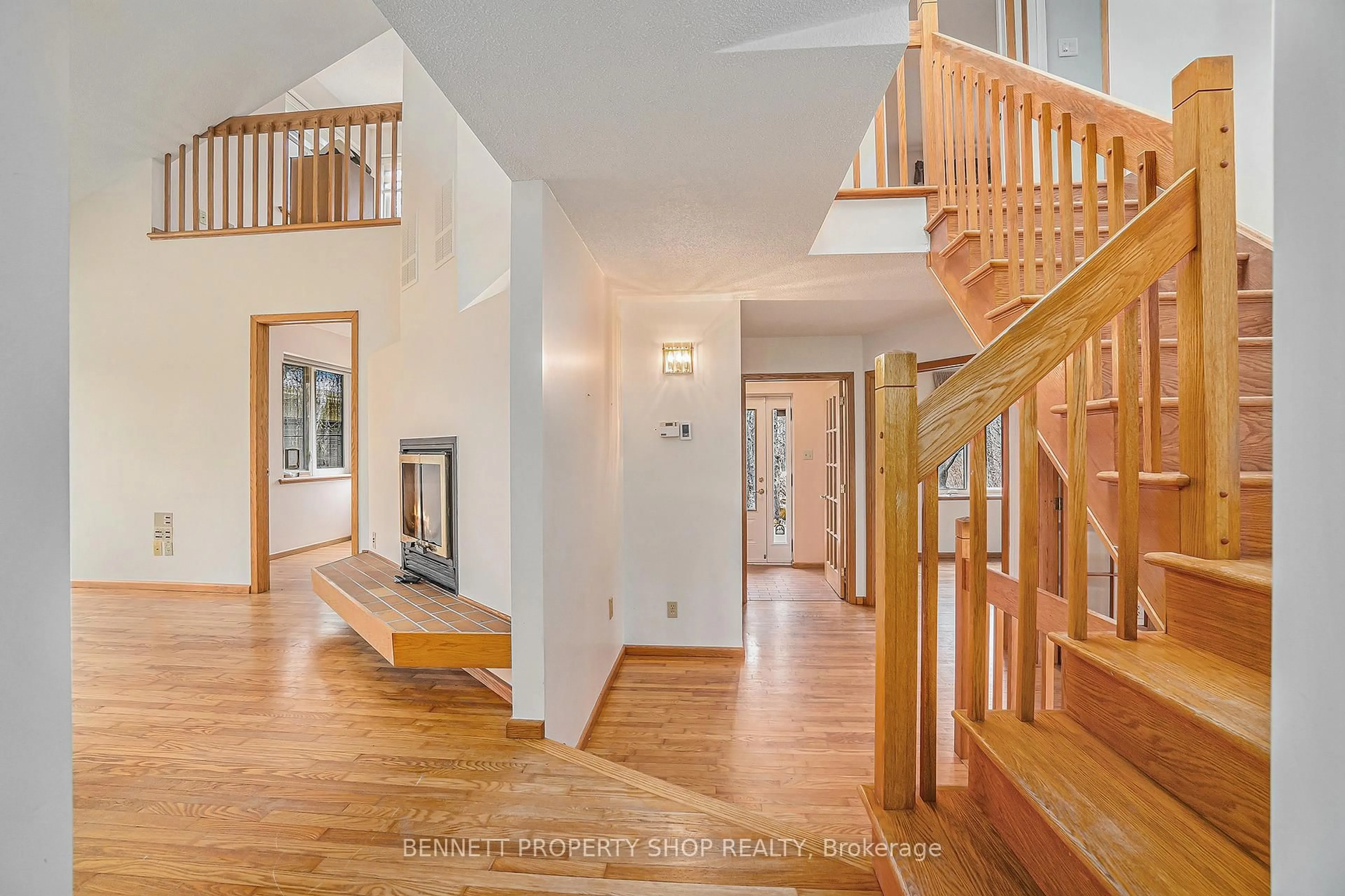 Indoor foyer for 108 Mohill Cres, Ottawa Ontario K0A 1T0
