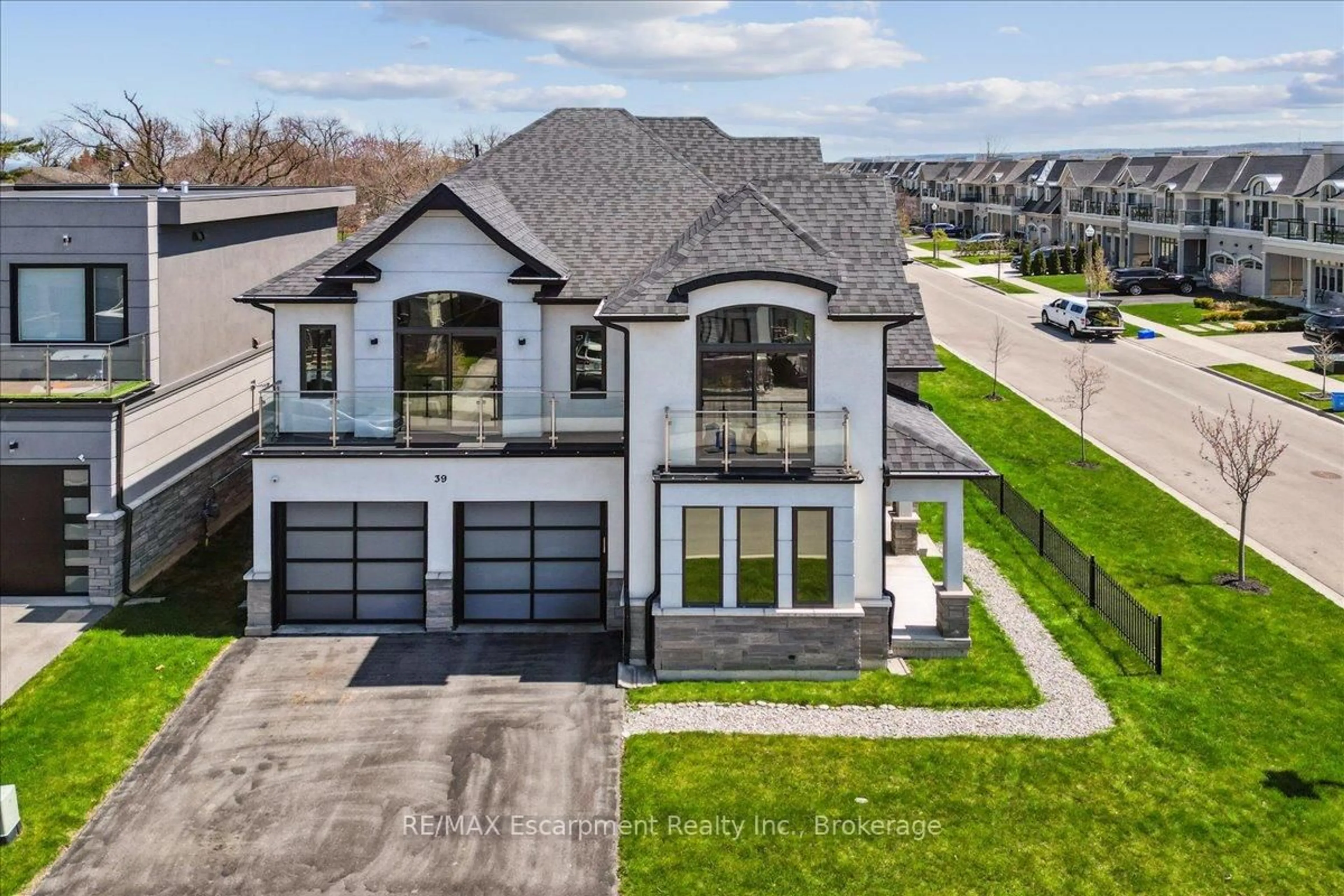 A pic from outside/outdoor area/front of a property/back of a property/a pic from drone, street for 39 Sunrow Gate, Hamilton Ontario L8E 5C2