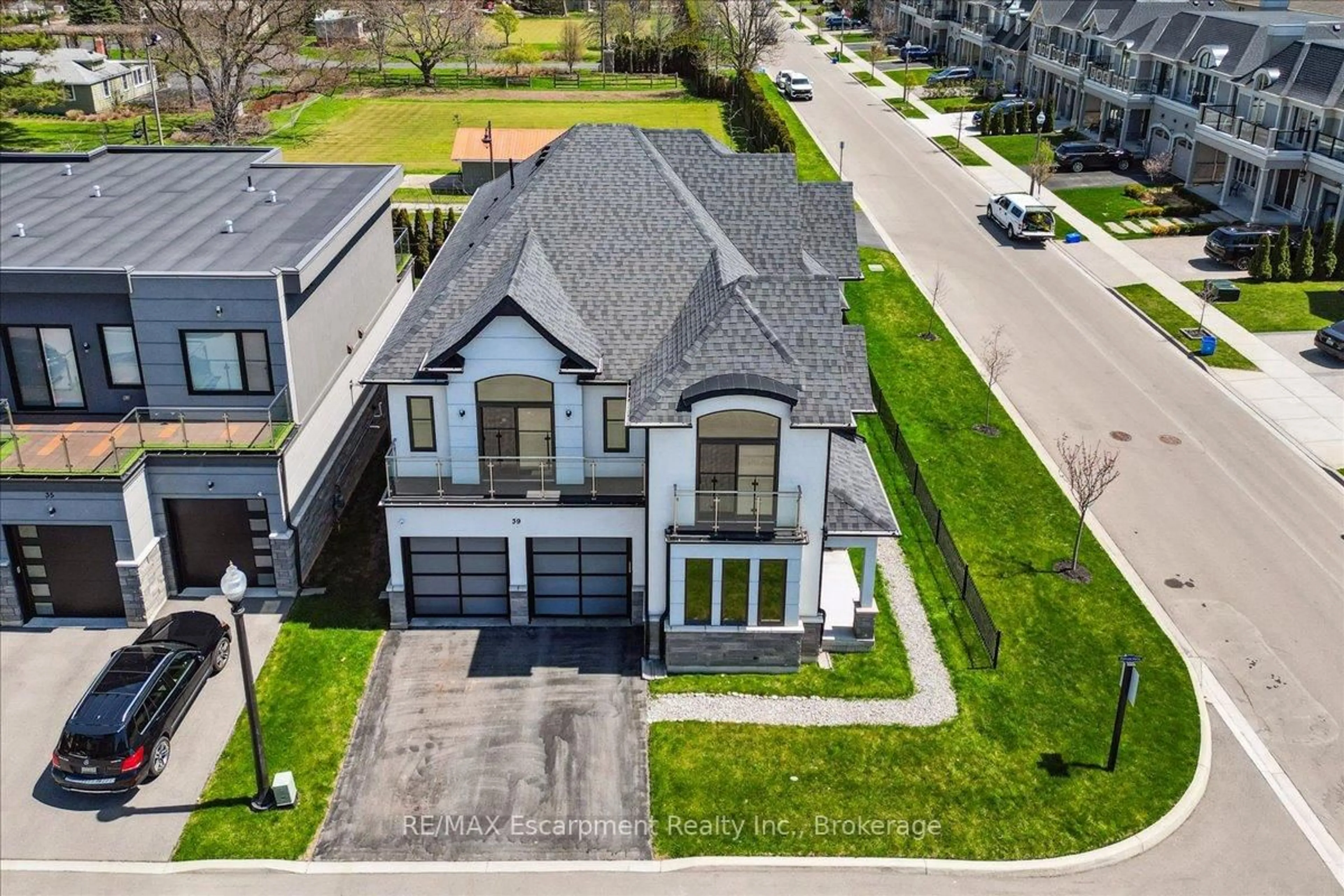 A pic from outside/outdoor area/front of a property/back of a property/a pic from drone, street for 39 Sunrow Gate, Hamilton Ontario L8E 5C2