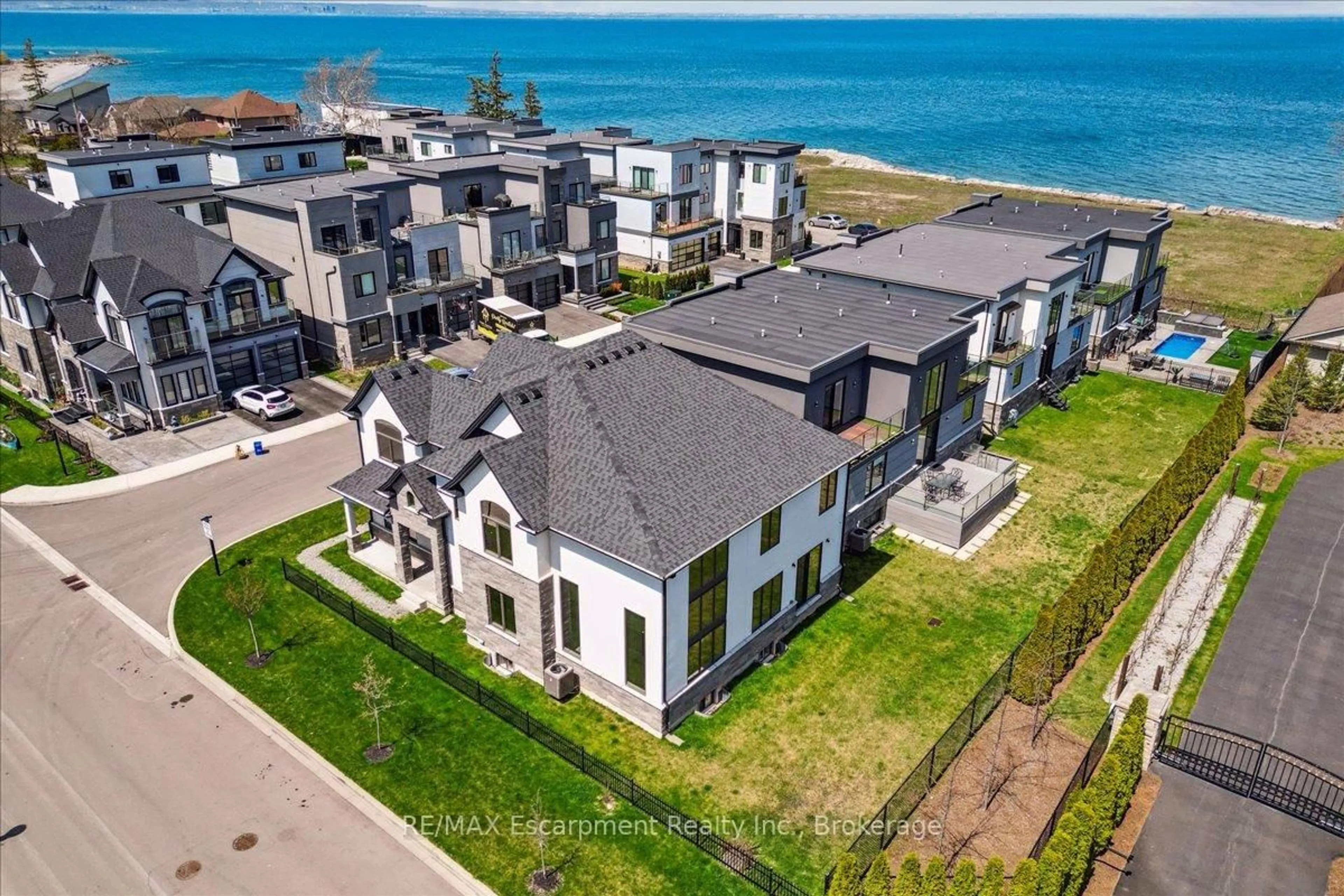 A pic from outside/outdoor area/front of a property/back of a property/a pic from drone, water/lake/river/ocean view for 39 Sunrow Gate, Hamilton Ontario L8E 5C2