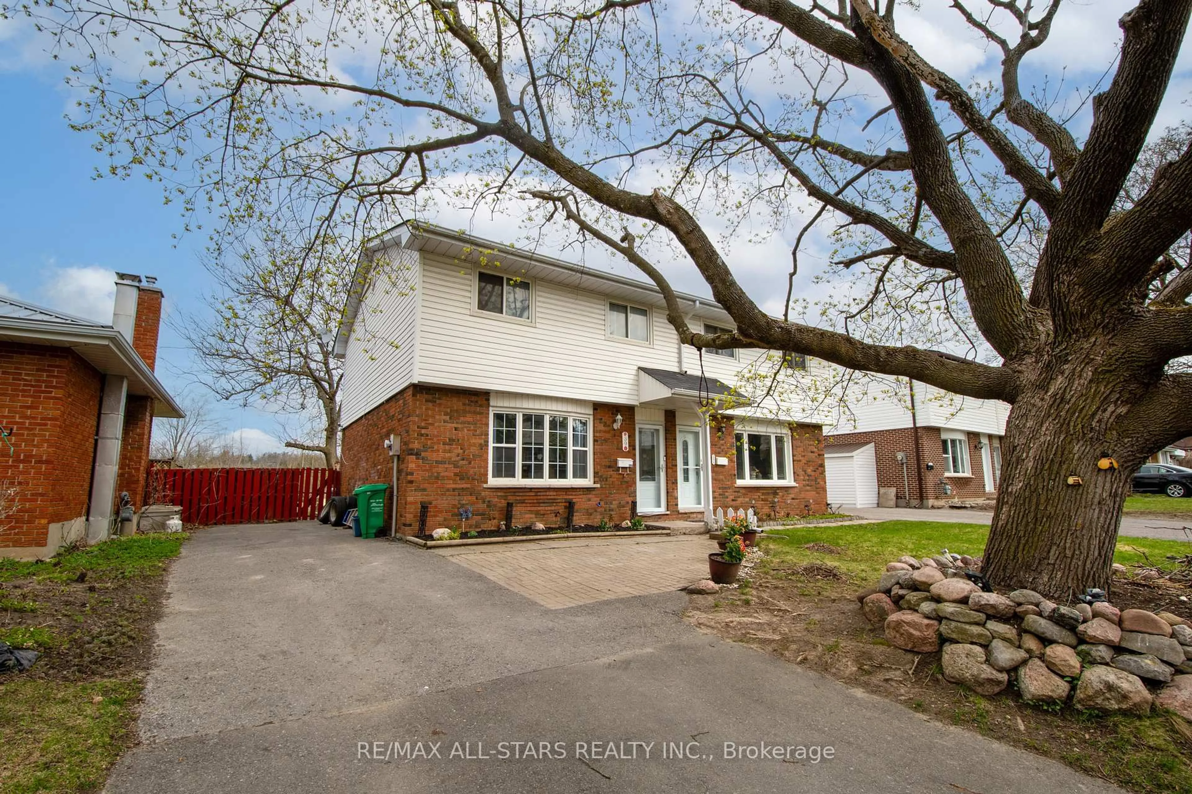 A pic from outside/outdoor area/front of a property/back of a property/a pic from drone, street for 39A Springbrook Dr, Peterborough West Ontario K9J 1L3