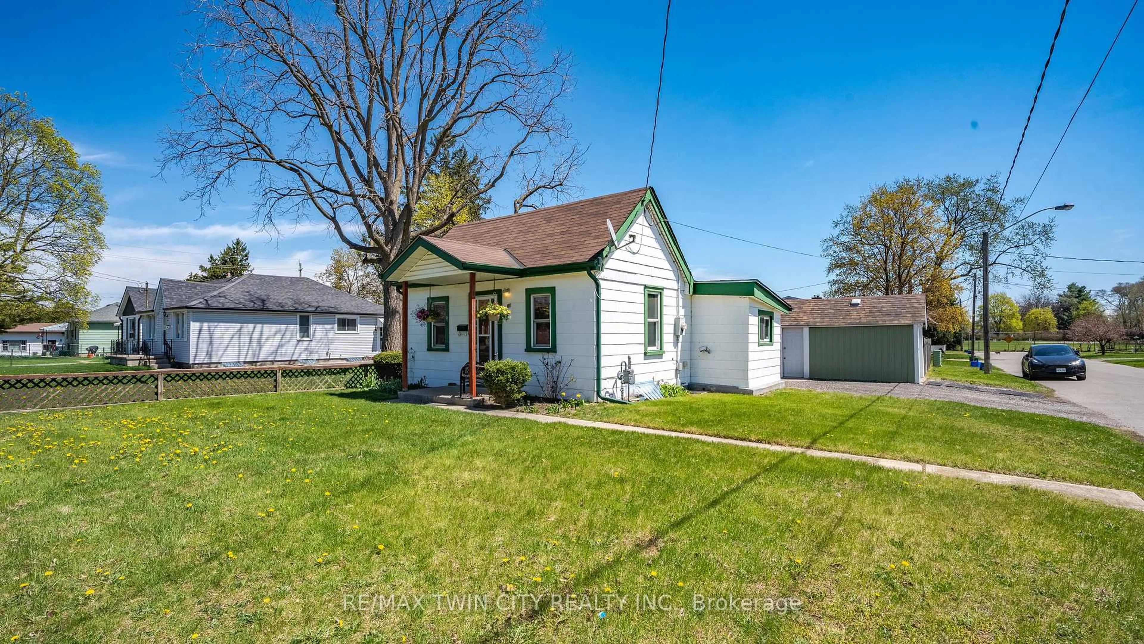 A pic from outside/outdoor area/front of a property/back of a property/a pic from drone, street for 91 Herbert St, Brantford Ontario N3R 4A3