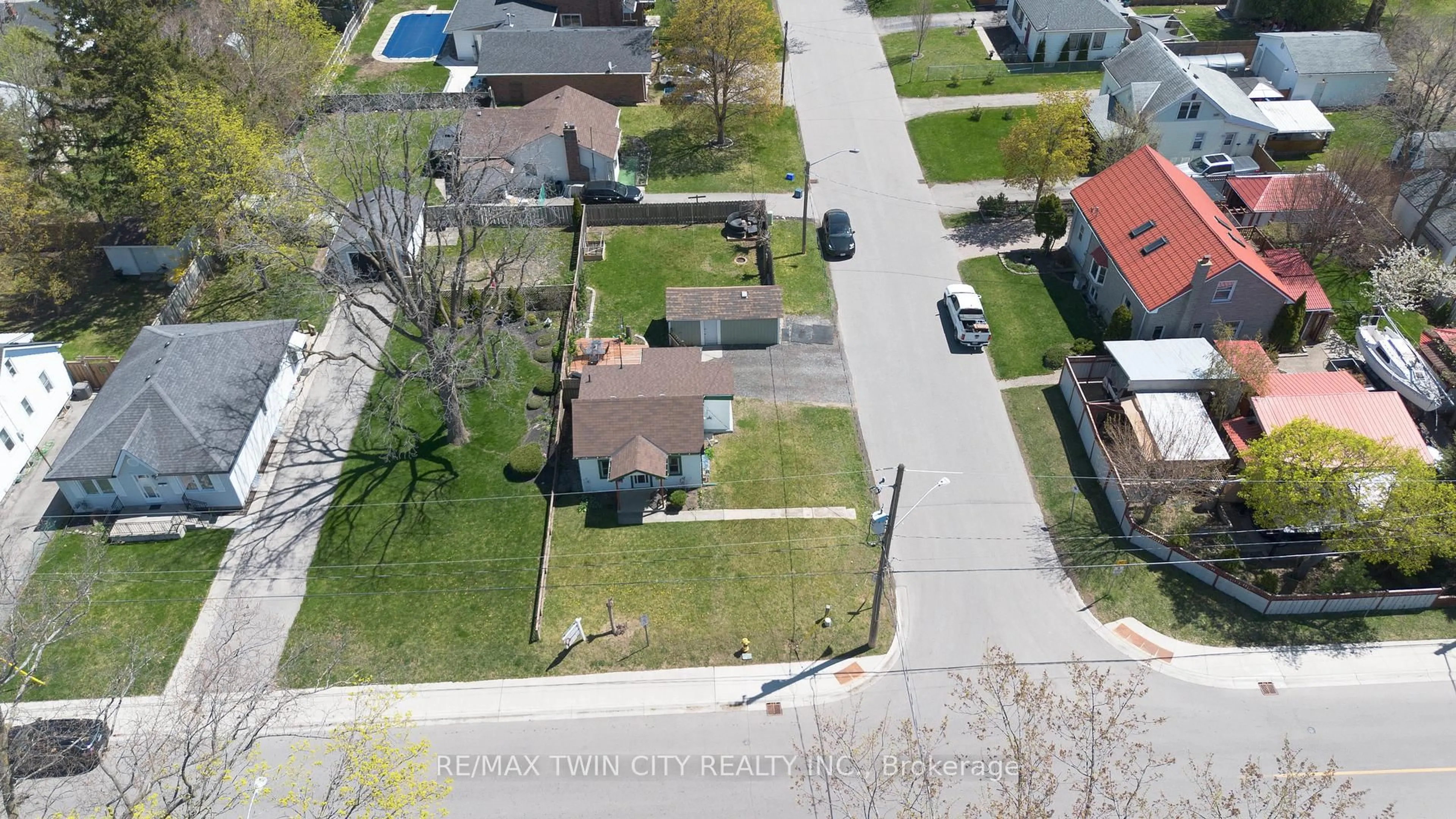 A pic from outside/outdoor area/front of a property/back of a property/a pic from drone, street for 91 Herbert St, Brantford Ontario N3R 4A3