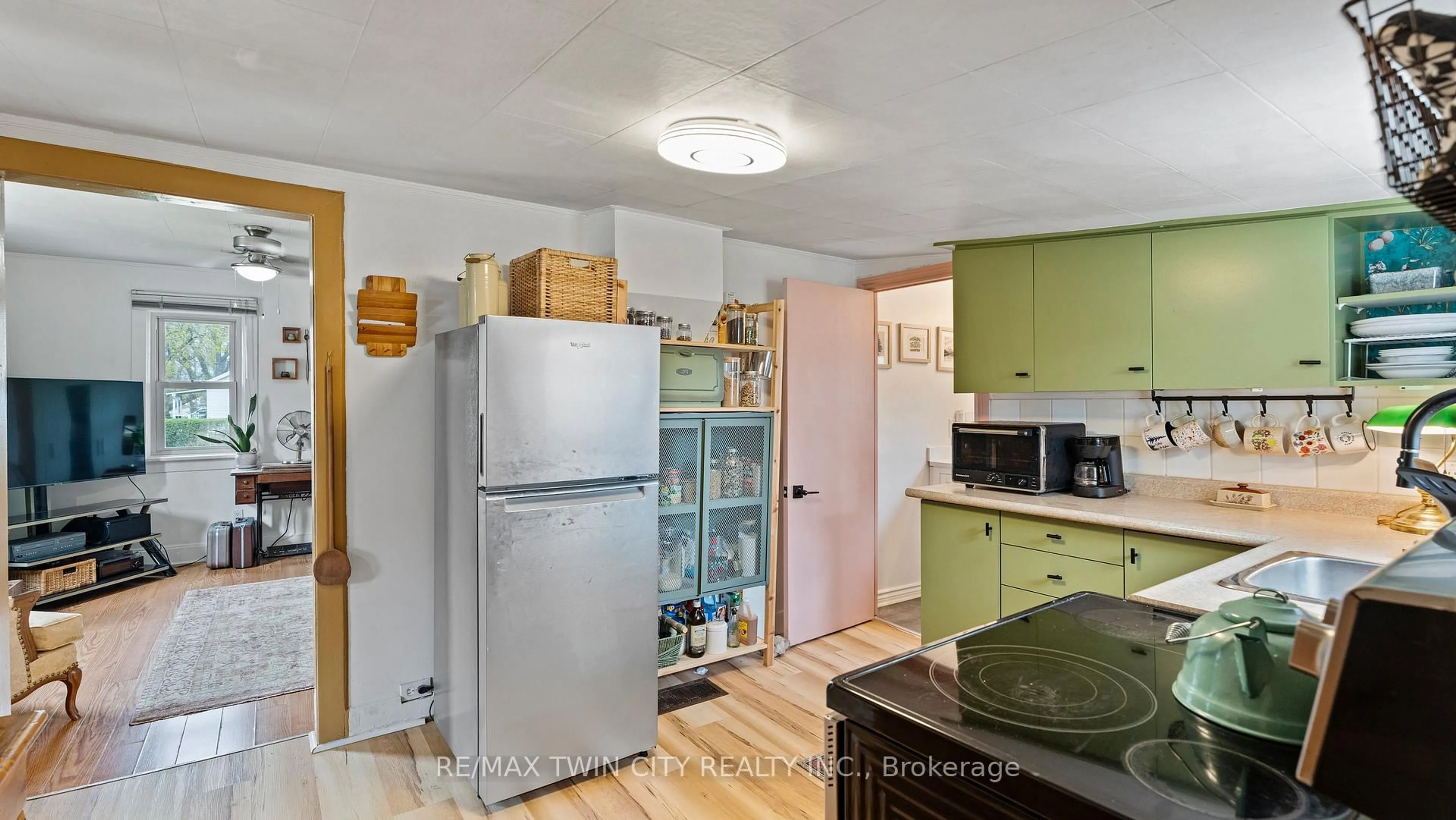 Standard kitchen, unknown for 91 Herbert St, Brantford Ontario N3R 4A3