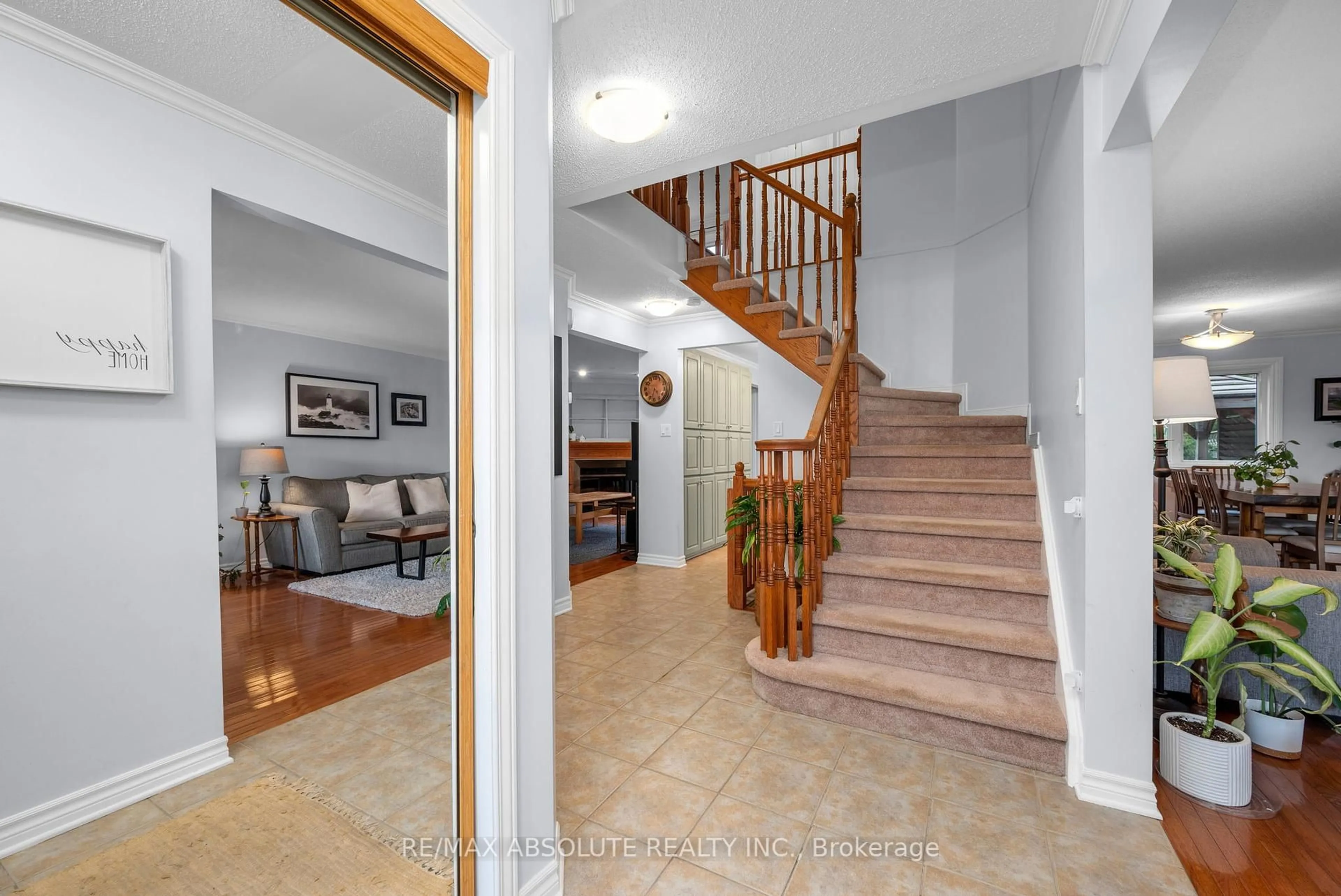 Indoor foyer for 2913 Sable Ridge Dr, Ottawa Ontario K1T 3R9
