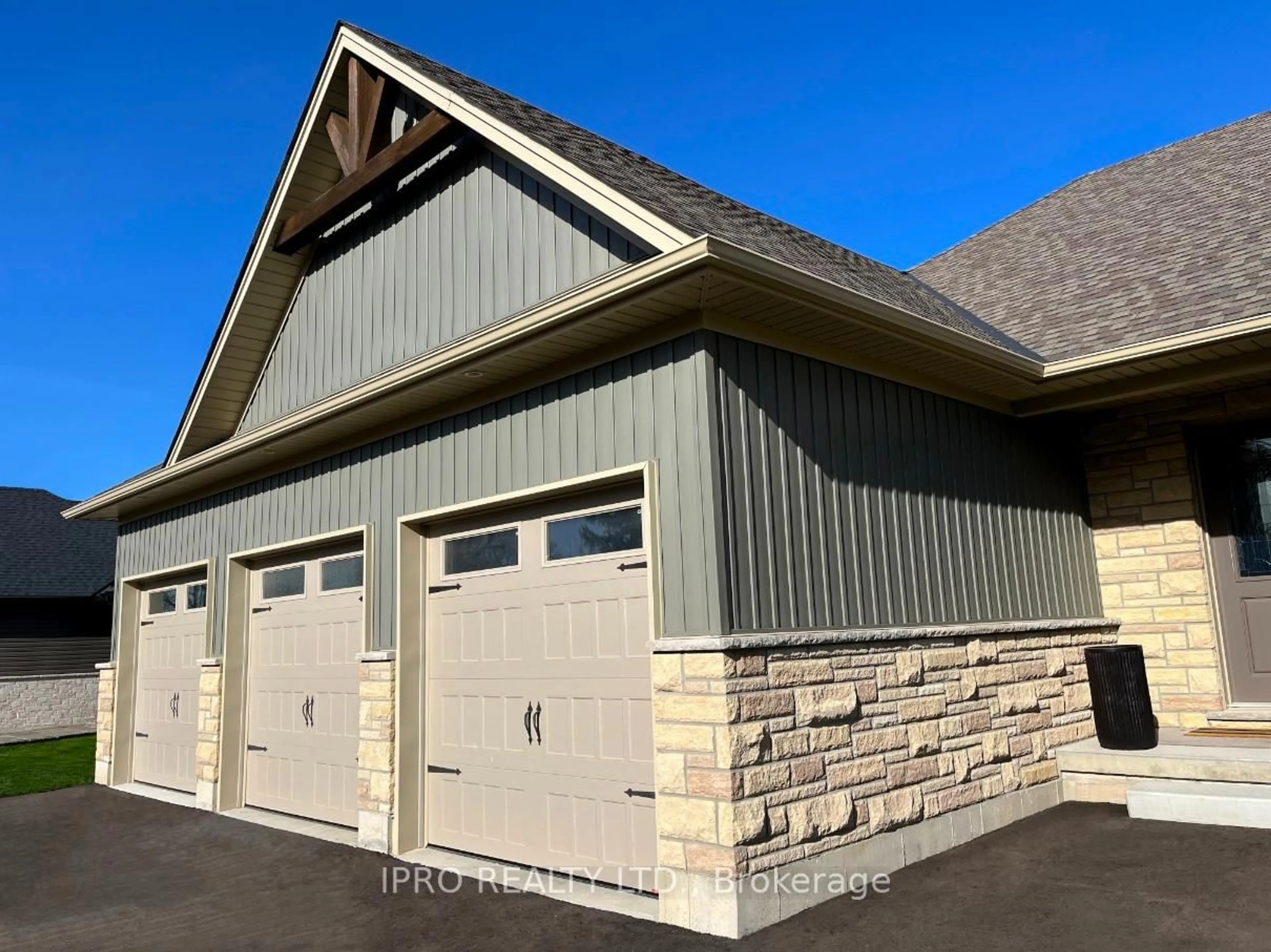 Indoor garage for 774 Mount Pleasant Rd, Brant Ontario N0E 1K0