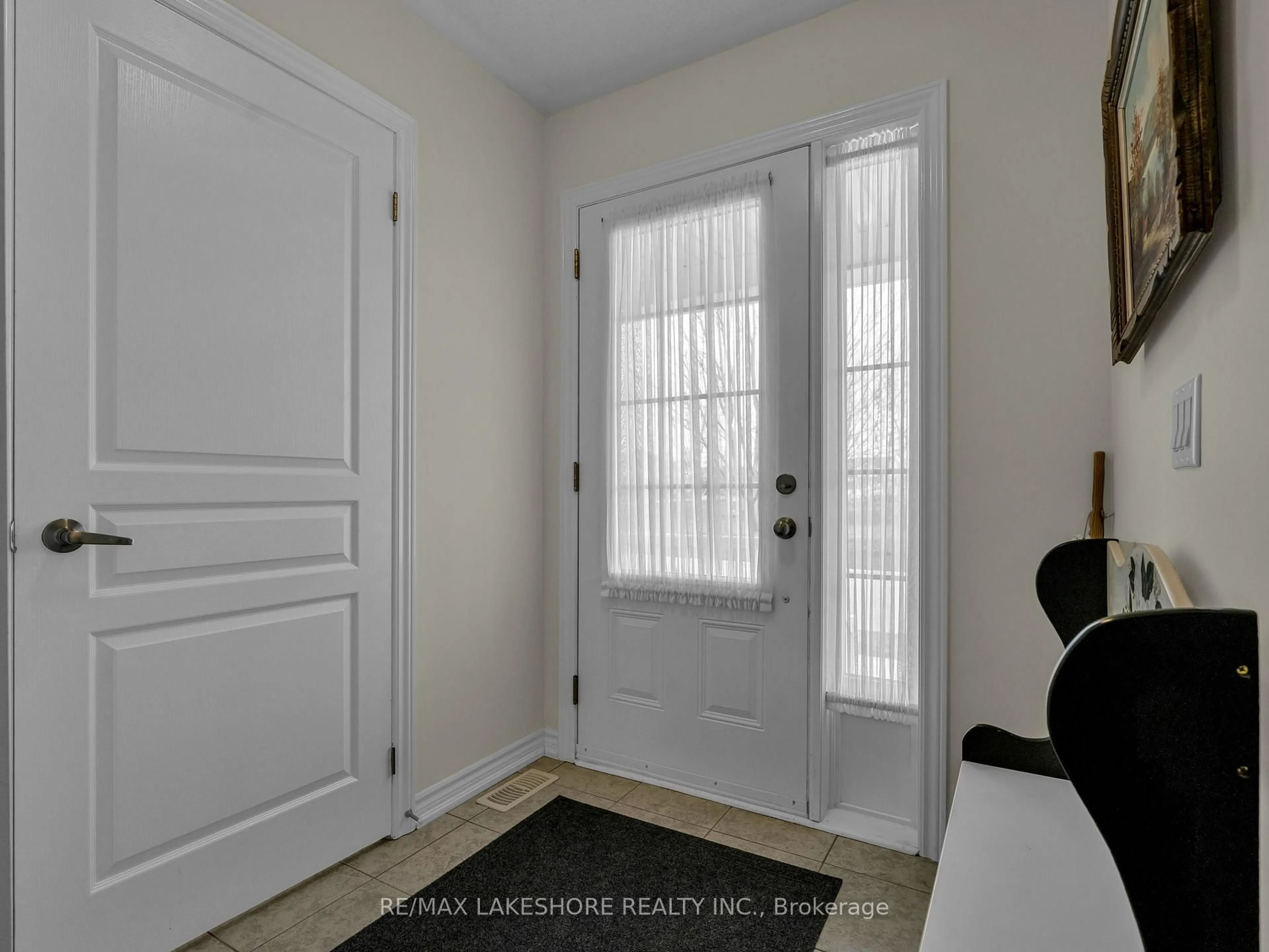 Indoor entryway for 837 CHARLES WILSON Pkwy, Cobourg Ontario K9A 0E2