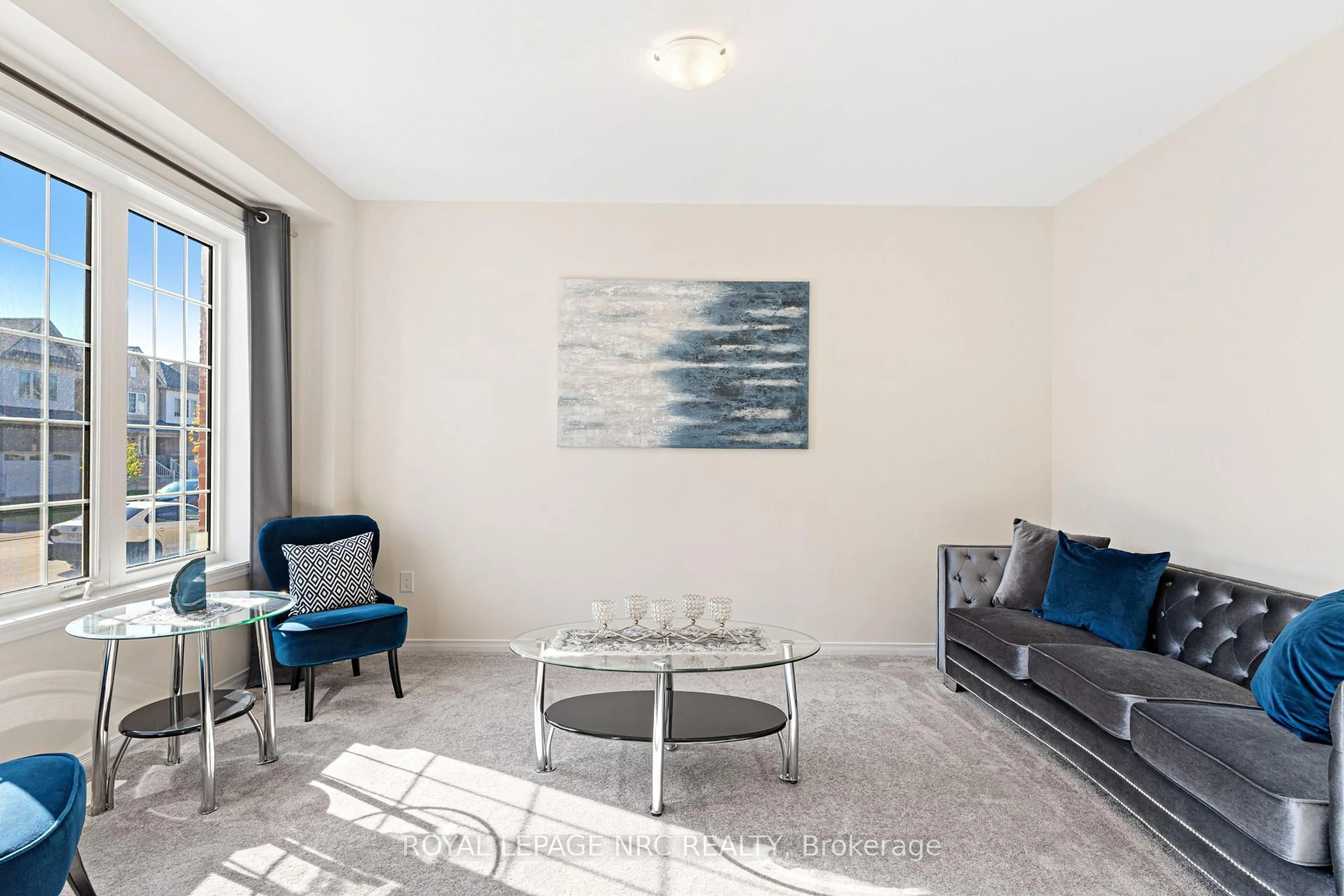 Living room with furniture, unknown for 16 Doreen Dr, Thorold Ontario L3B 0G7