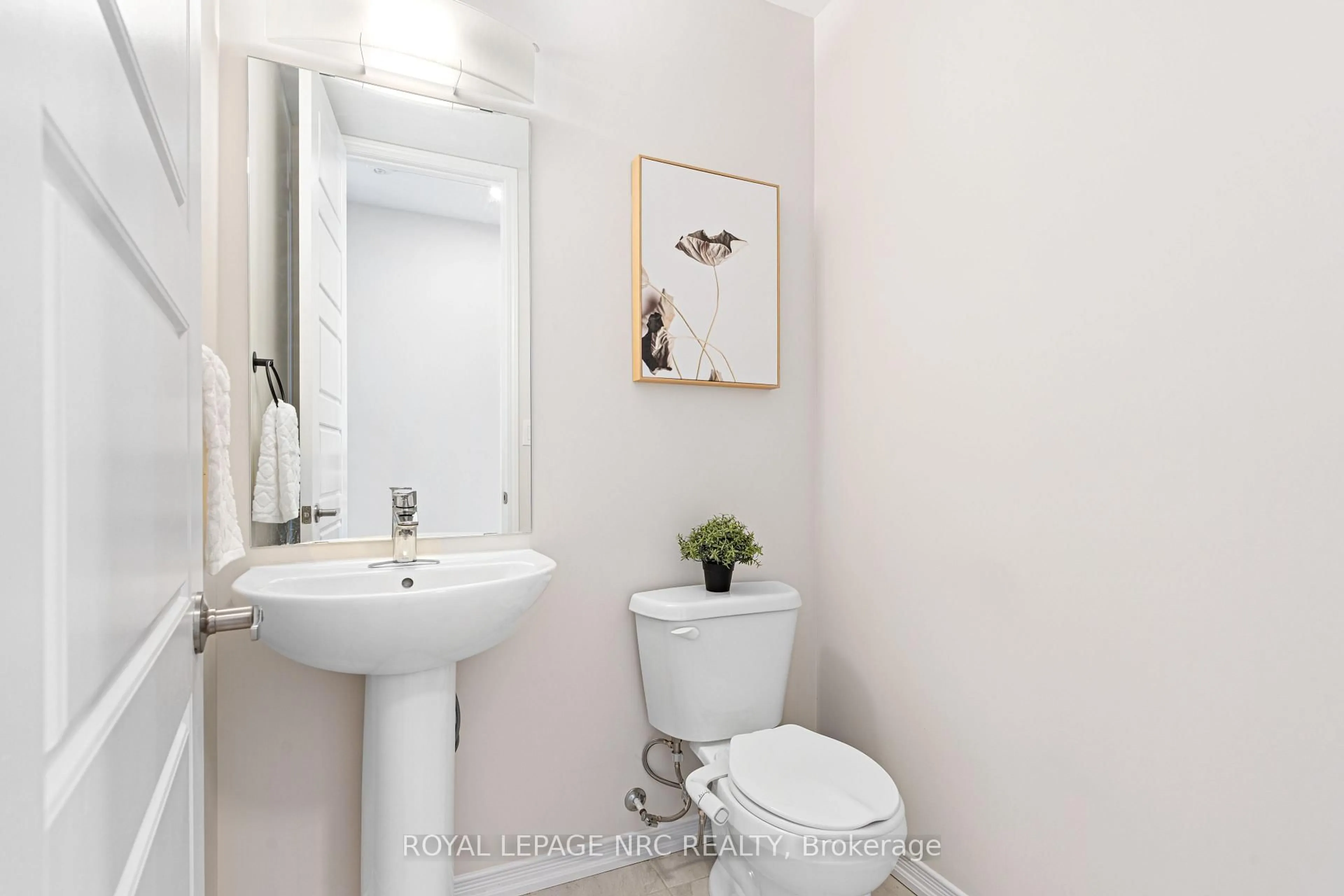 Standard bathroom, unknown for 16 Doreen Dr, Thorold Ontario L3B 0G7