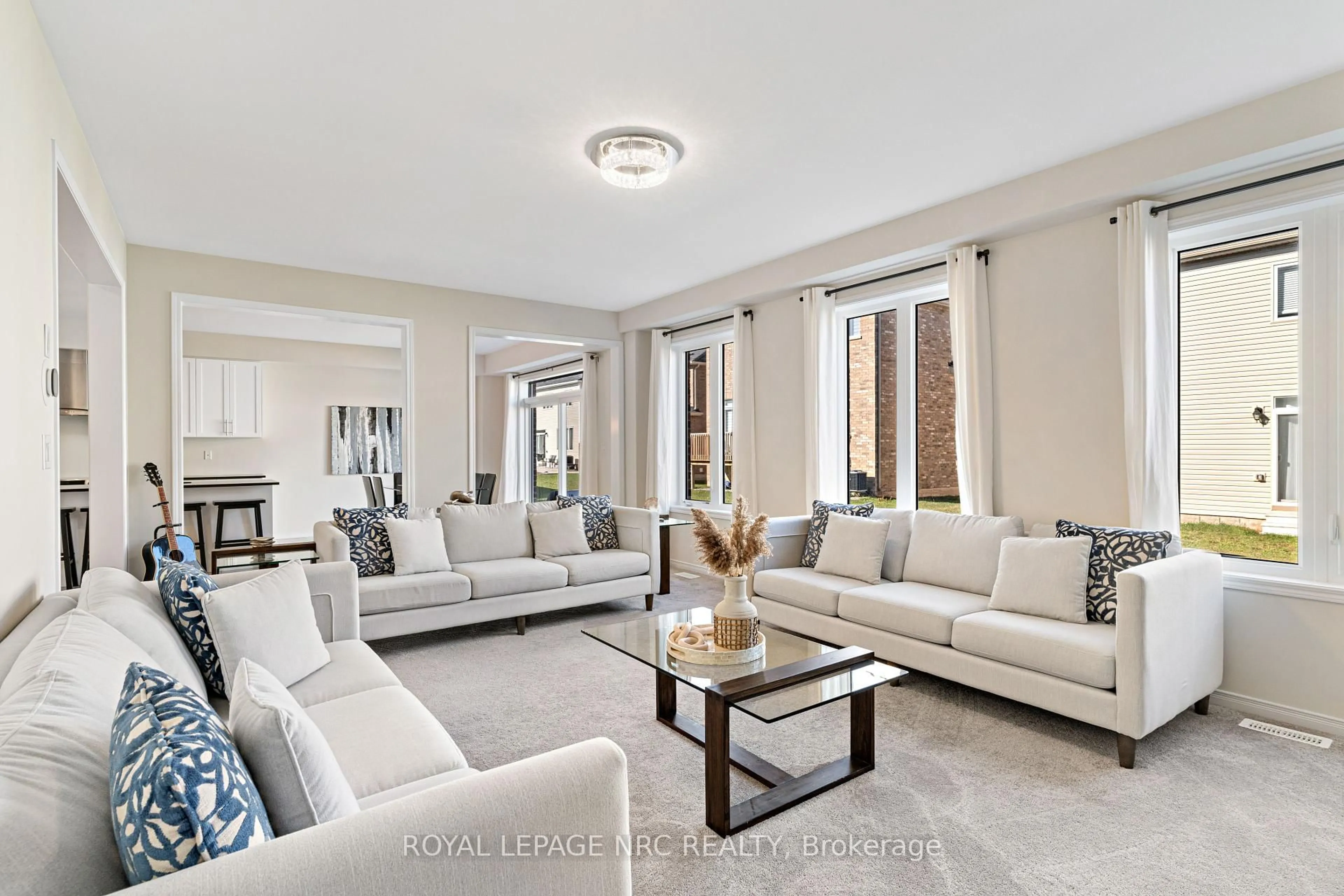 Living room with furniture, unknown for 16 Doreen Dr, Thorold Ontario L3B 0G7