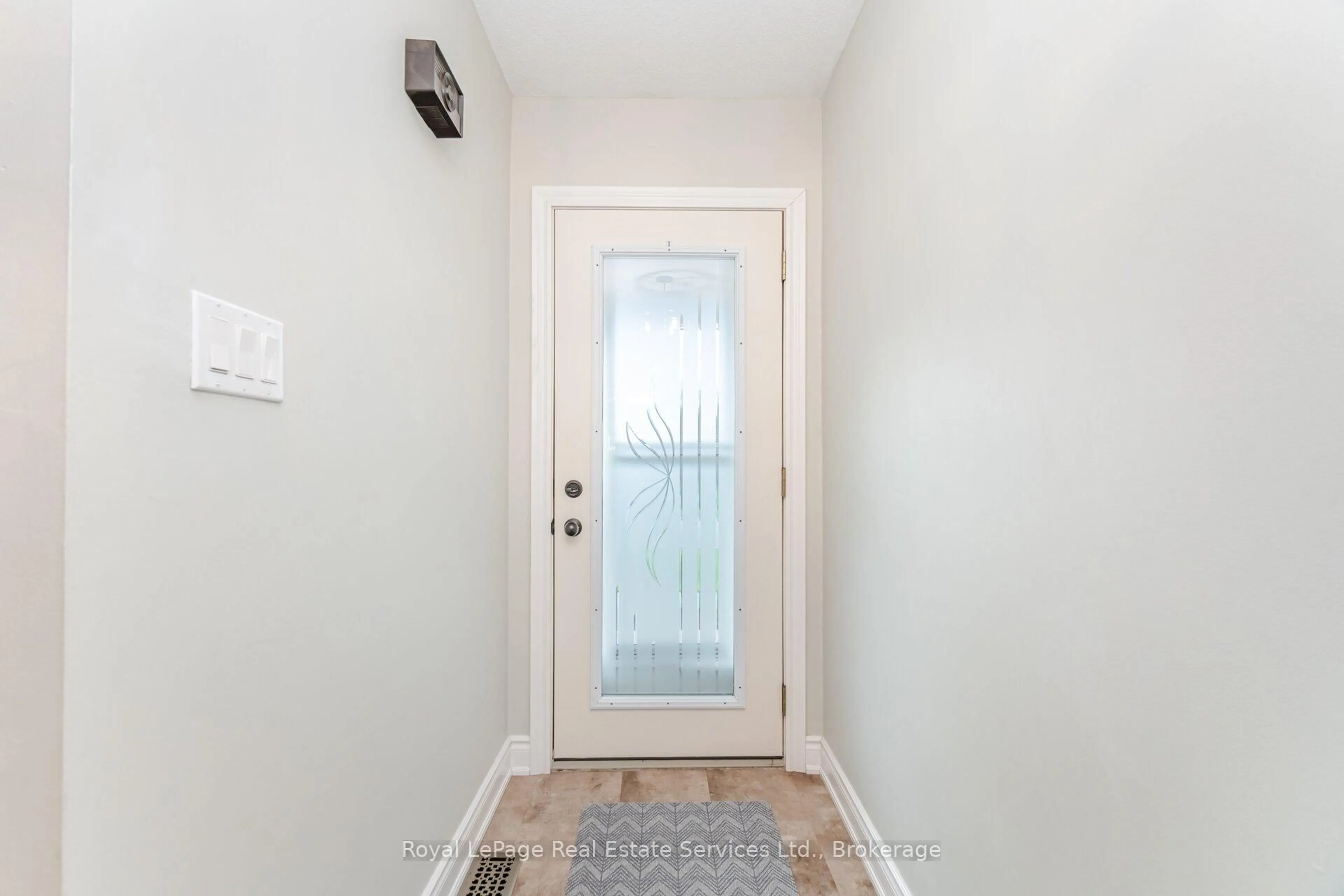 Indoor entryway for 136 Heddle St, Haldimand Ontario N3W 1G3