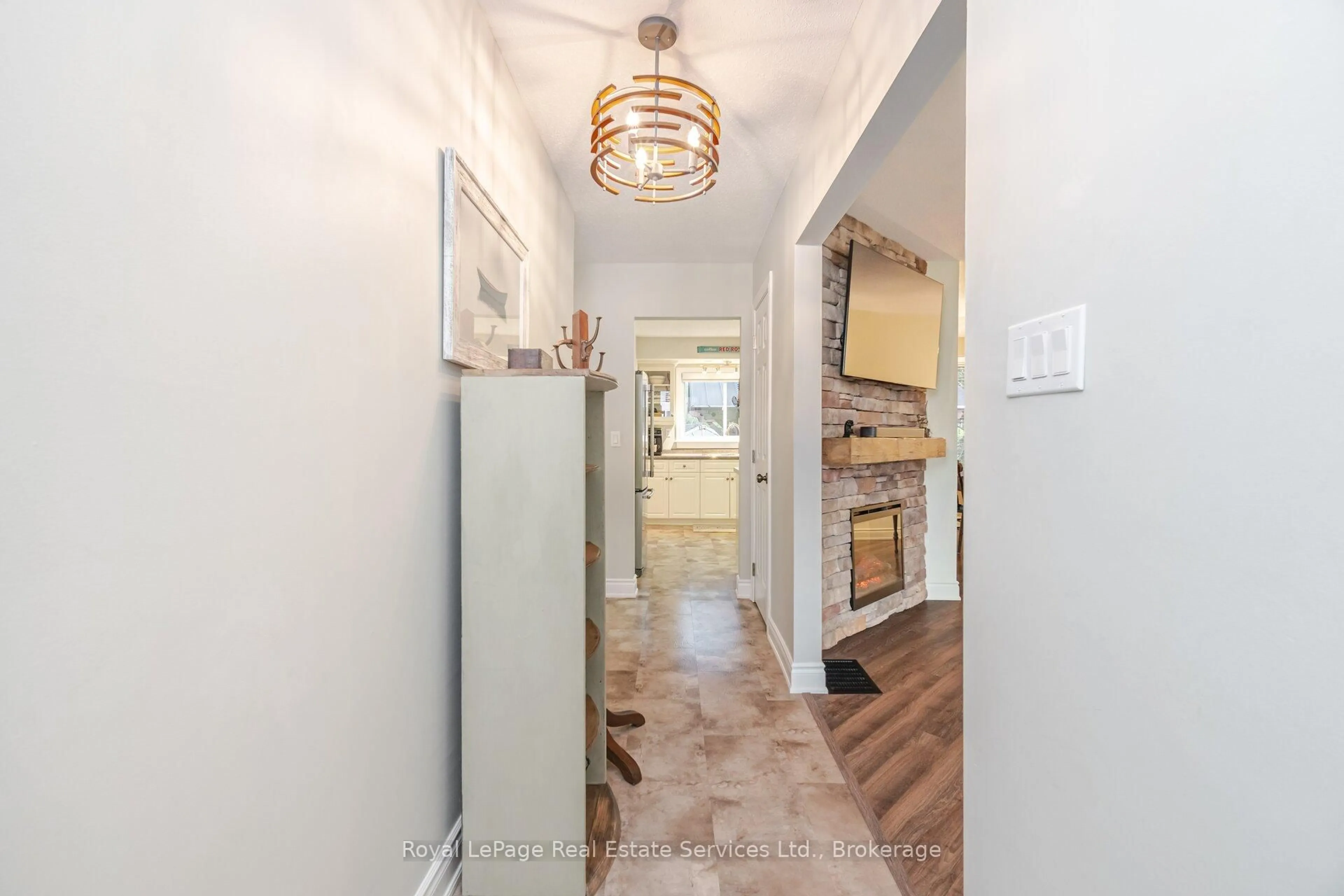 Indoor entryway for 136 Heddle St, Haldimand Ontario N3W 1G3
