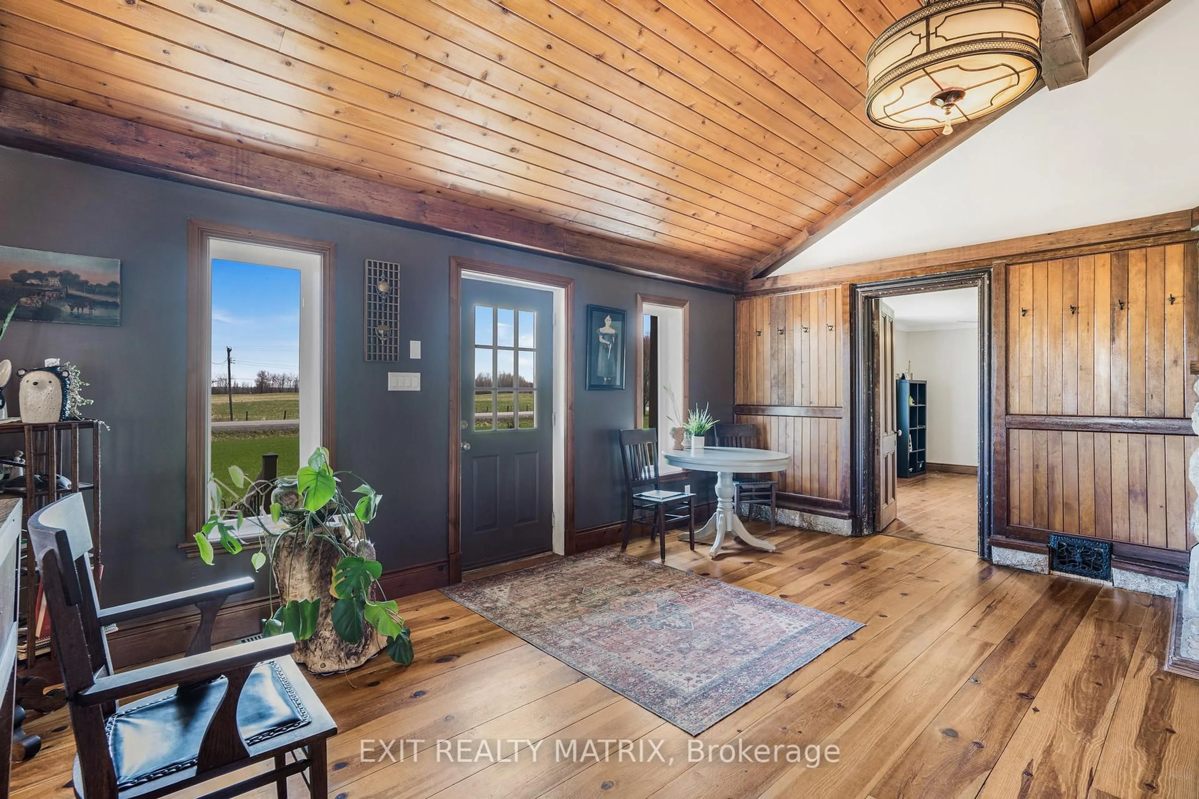 Indoor entryway for 2228 Ste Anne Rd, Champlain Ontario K0B 1K0