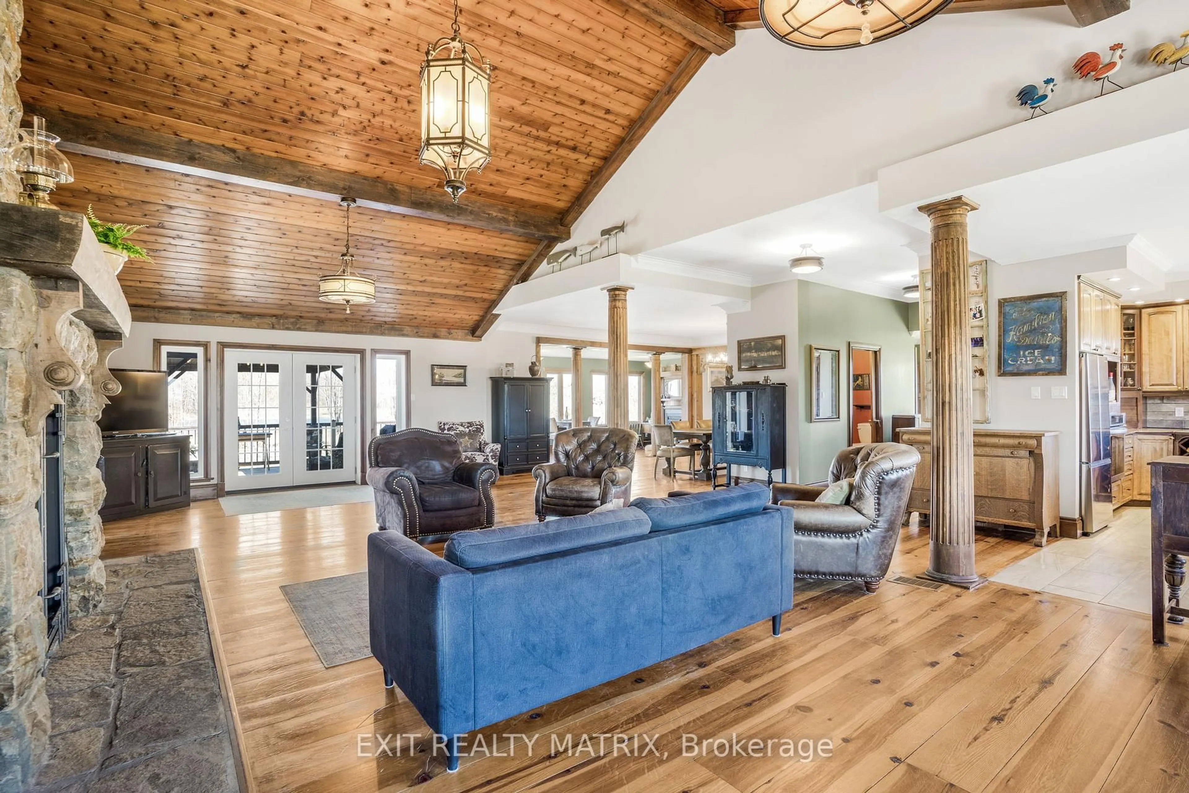 Indoor foyer for 2228 Ste Anne Rd, Champlain Ontario K0B 1K0