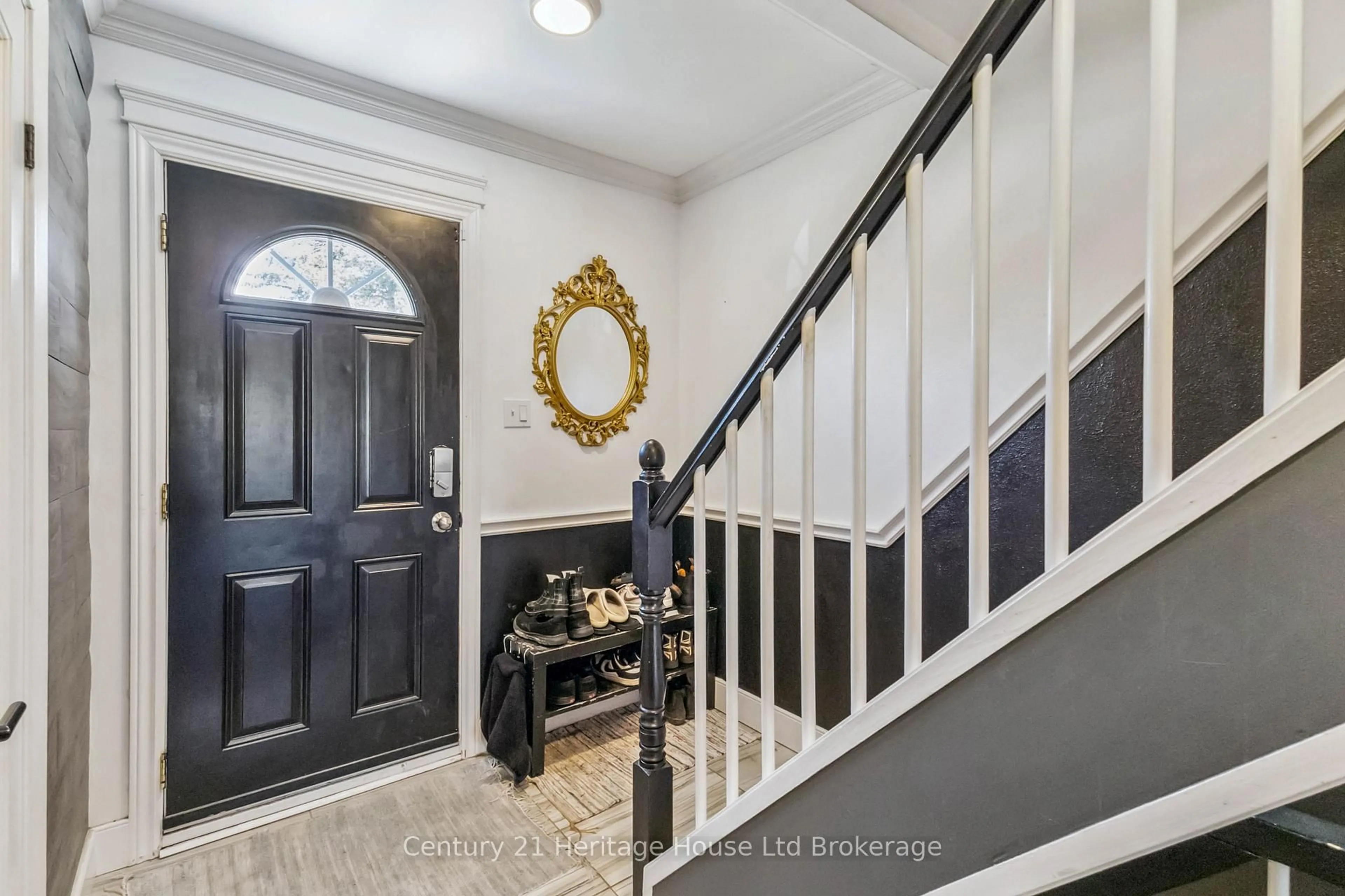 Indoor entryway for 166 Southdale Rd #123, London South Ontario N6J 2J1