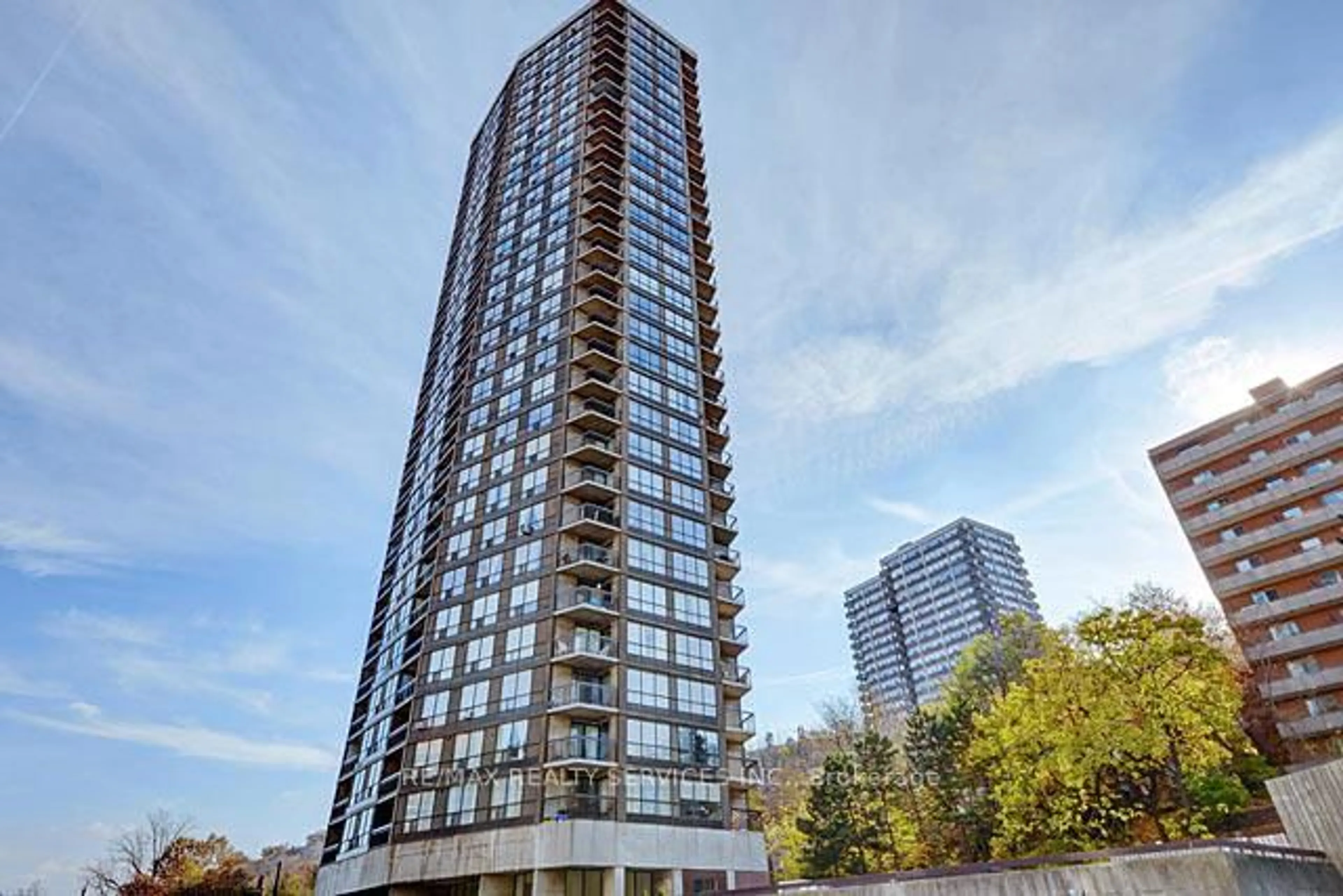 Indoor foyer for 150 Charlton Ave #1507, Hamilton Ontario L8N 3X3