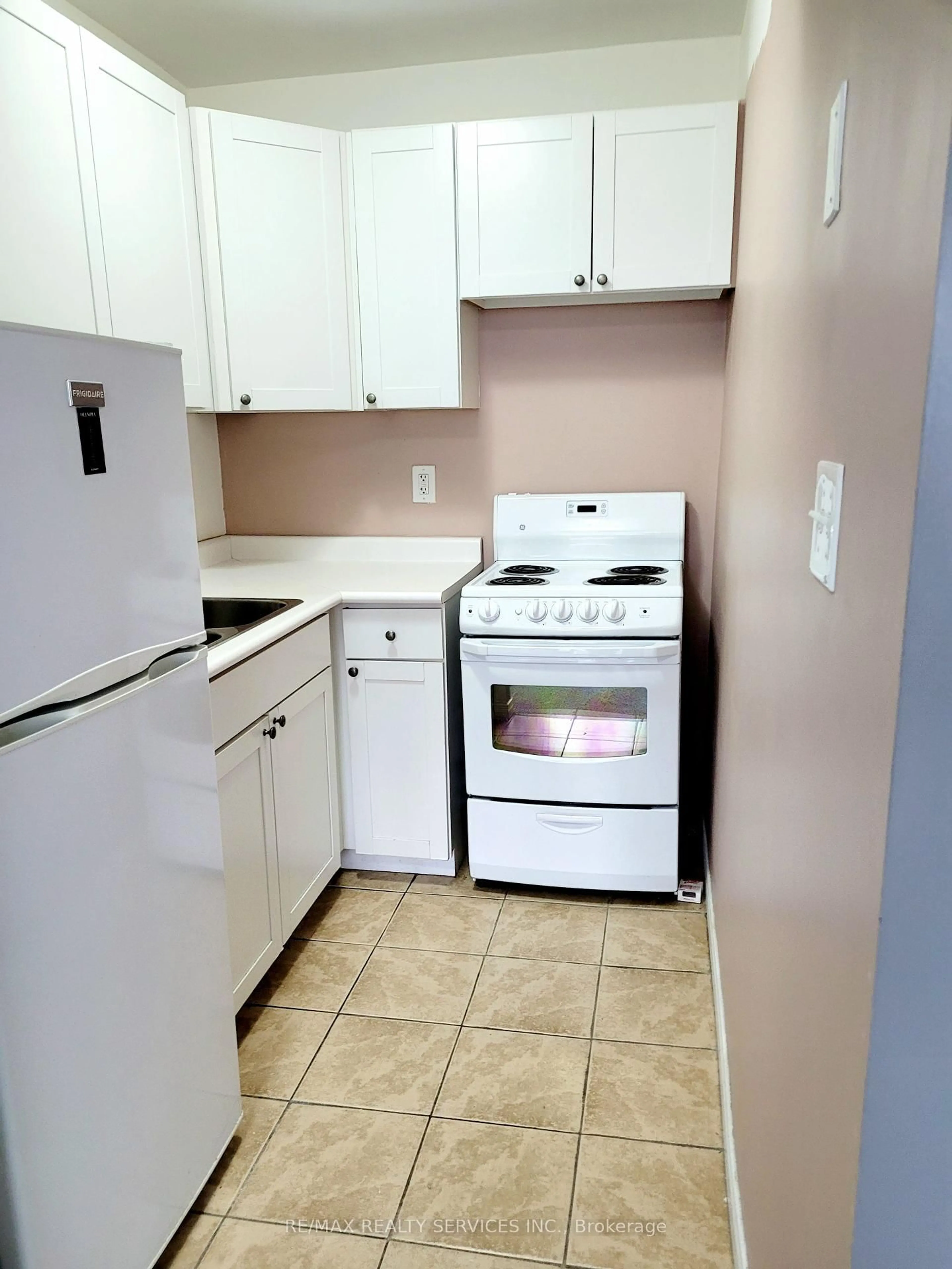 Standard kitchen, unknown for 150 Charlton Ave #1507, Hamilton Ontario L8N 3X3