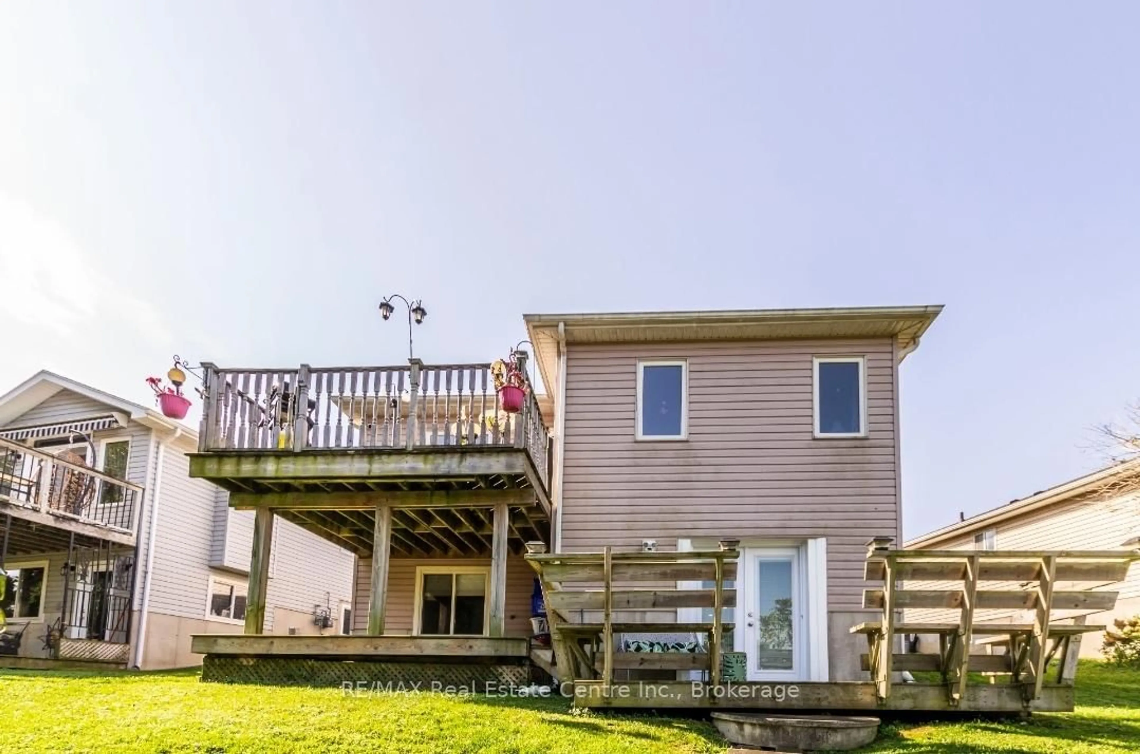 A pic from outside/outdoor area/front of a property/back of a property/a pic from drone, water/lake/river/ocean view for 36 Rossiter Rd, Ingersoll Ontario N5C 4E1