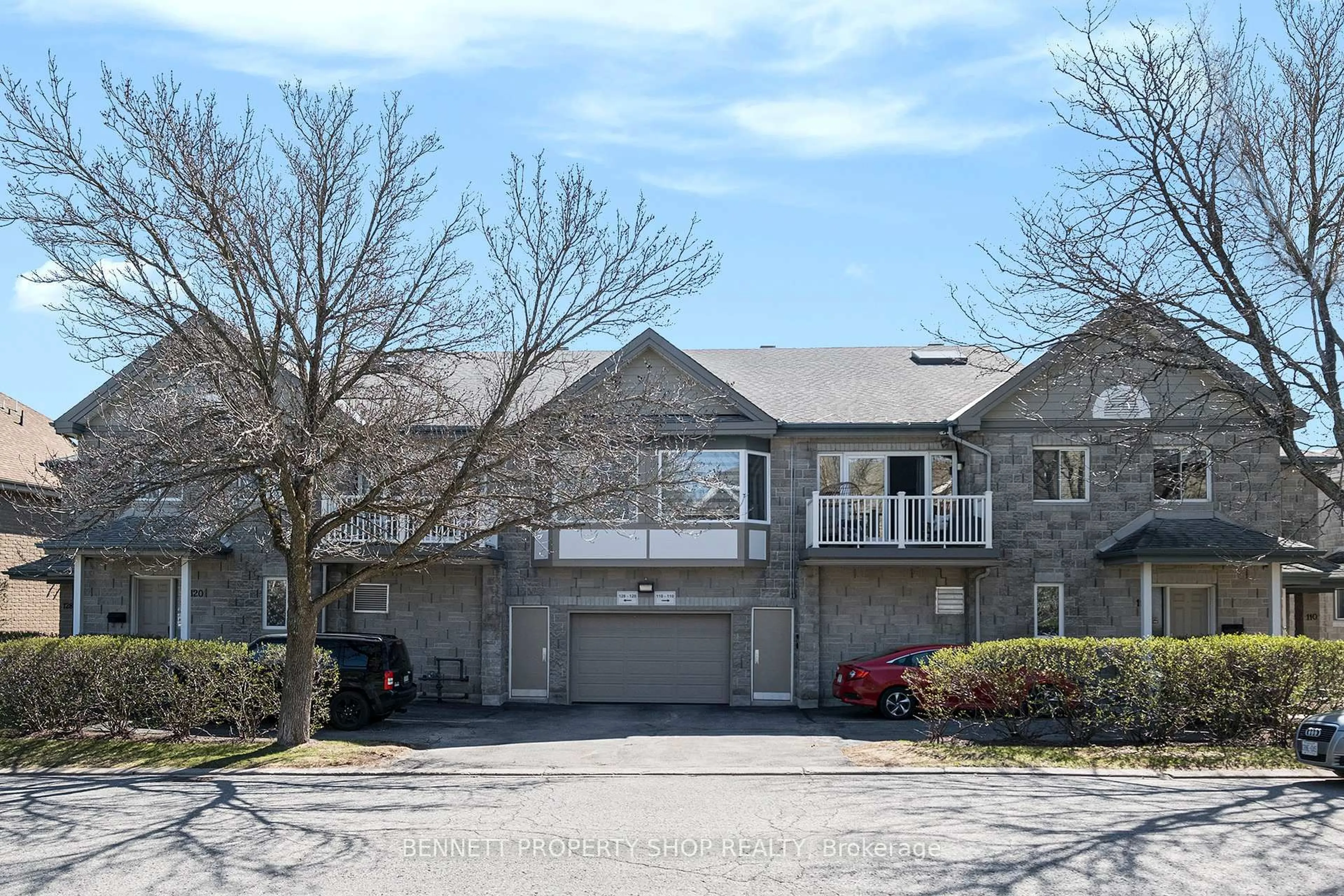 A pic from outside/outdoor area/front of a property/back of a property/a pic from drone, unknown for 114 Robson Crt, Ottawa Ontario K2K 2W1