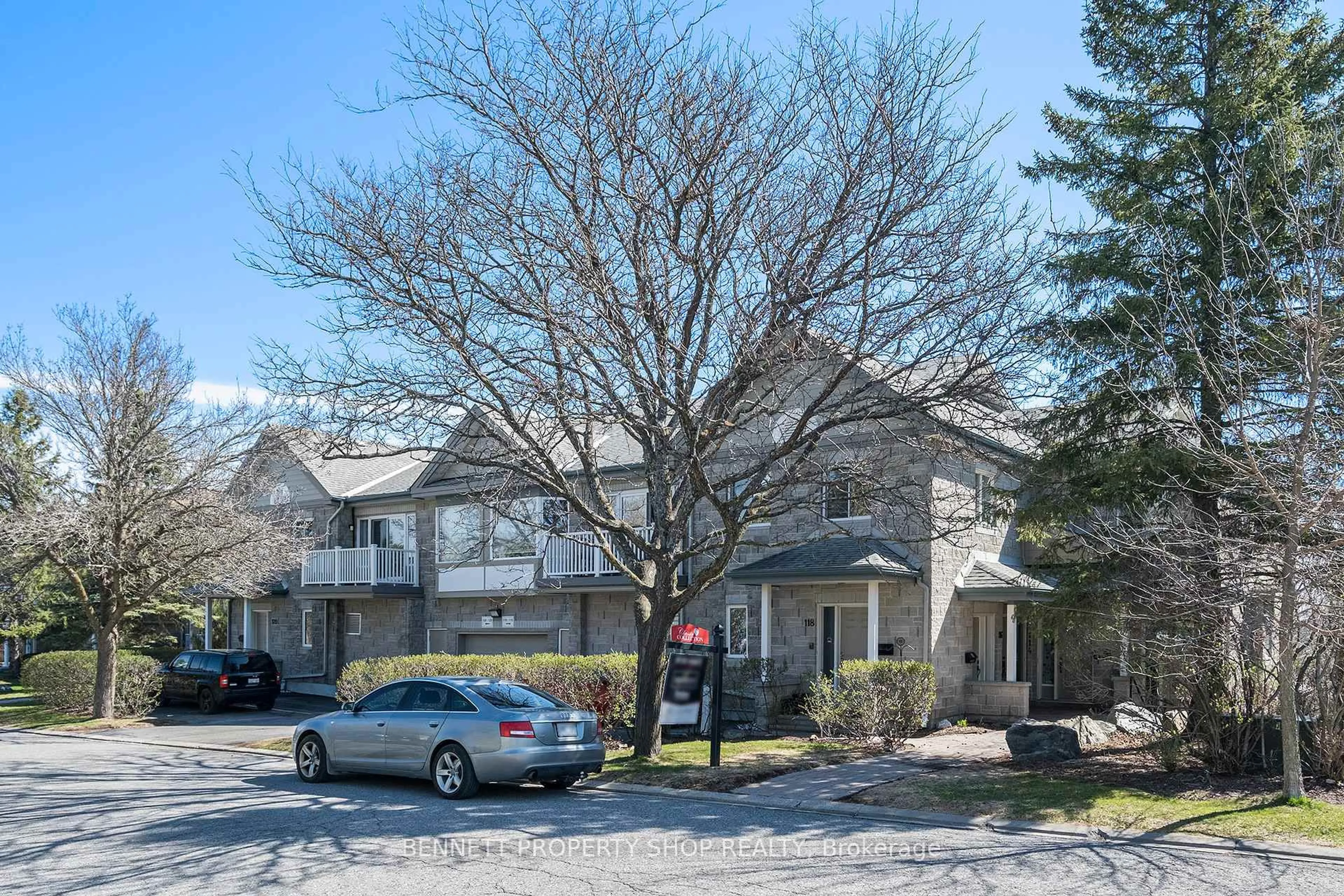 A pic from outside/outdoor area/front of a property/back of a property/a pic from drone, street for 114 Robson Crt, Ottawa Ontario K2K 2W1
