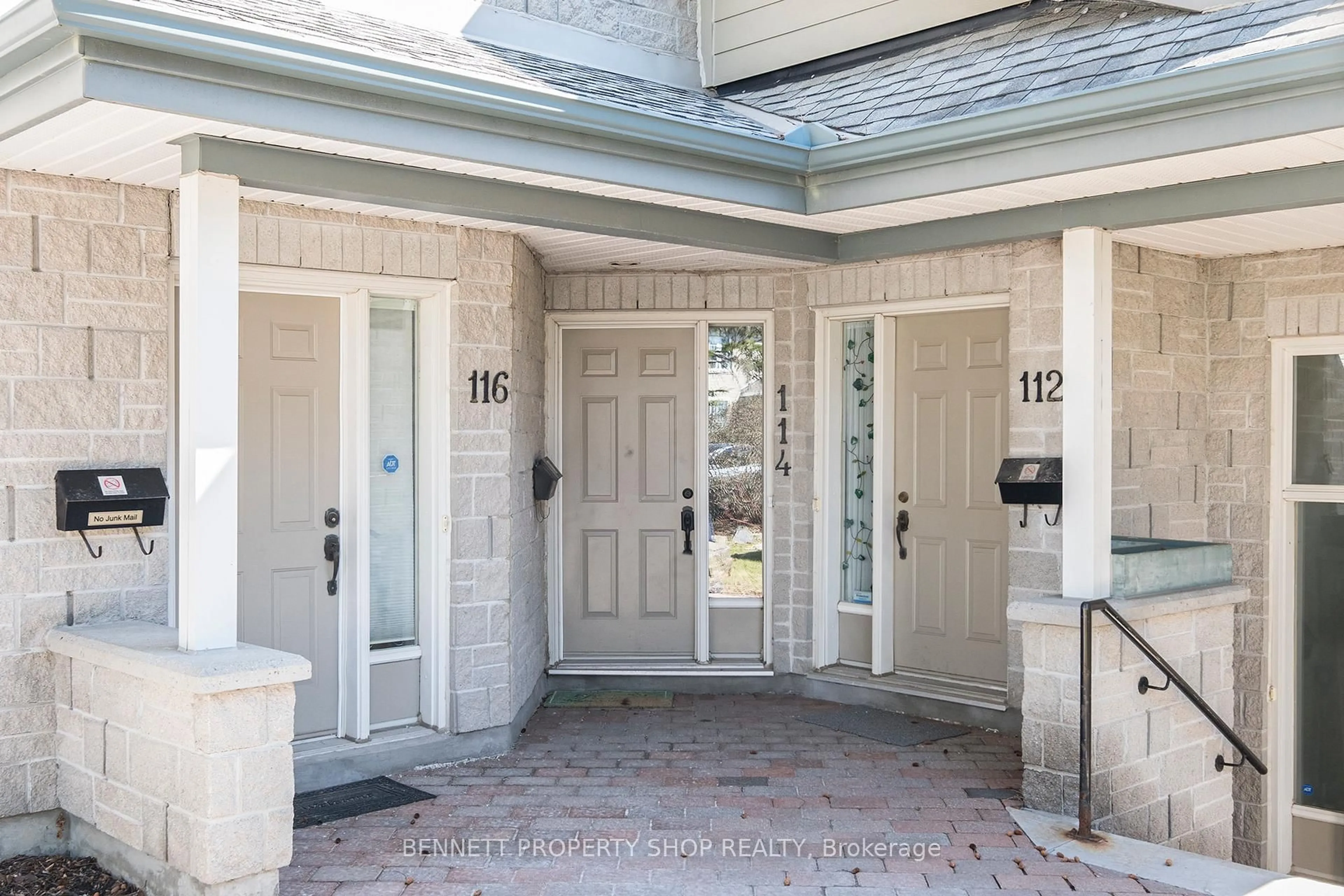 Indoor entryway for 114 Robson Crt, Ottawa Ontario K2K 2W1