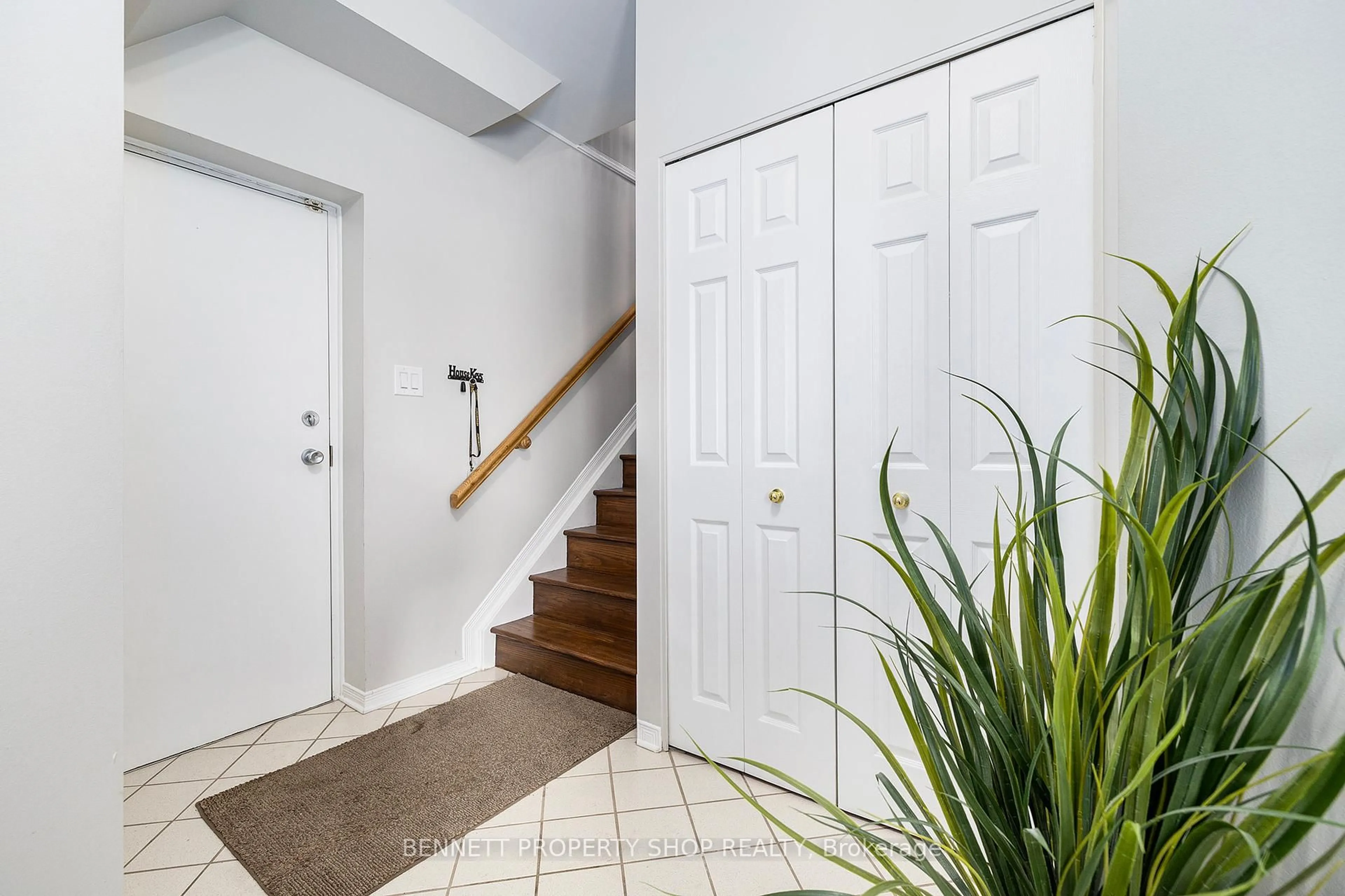 Indoor entryway for 114 Robson Crt, Ottawa Ontario K2K 2W1