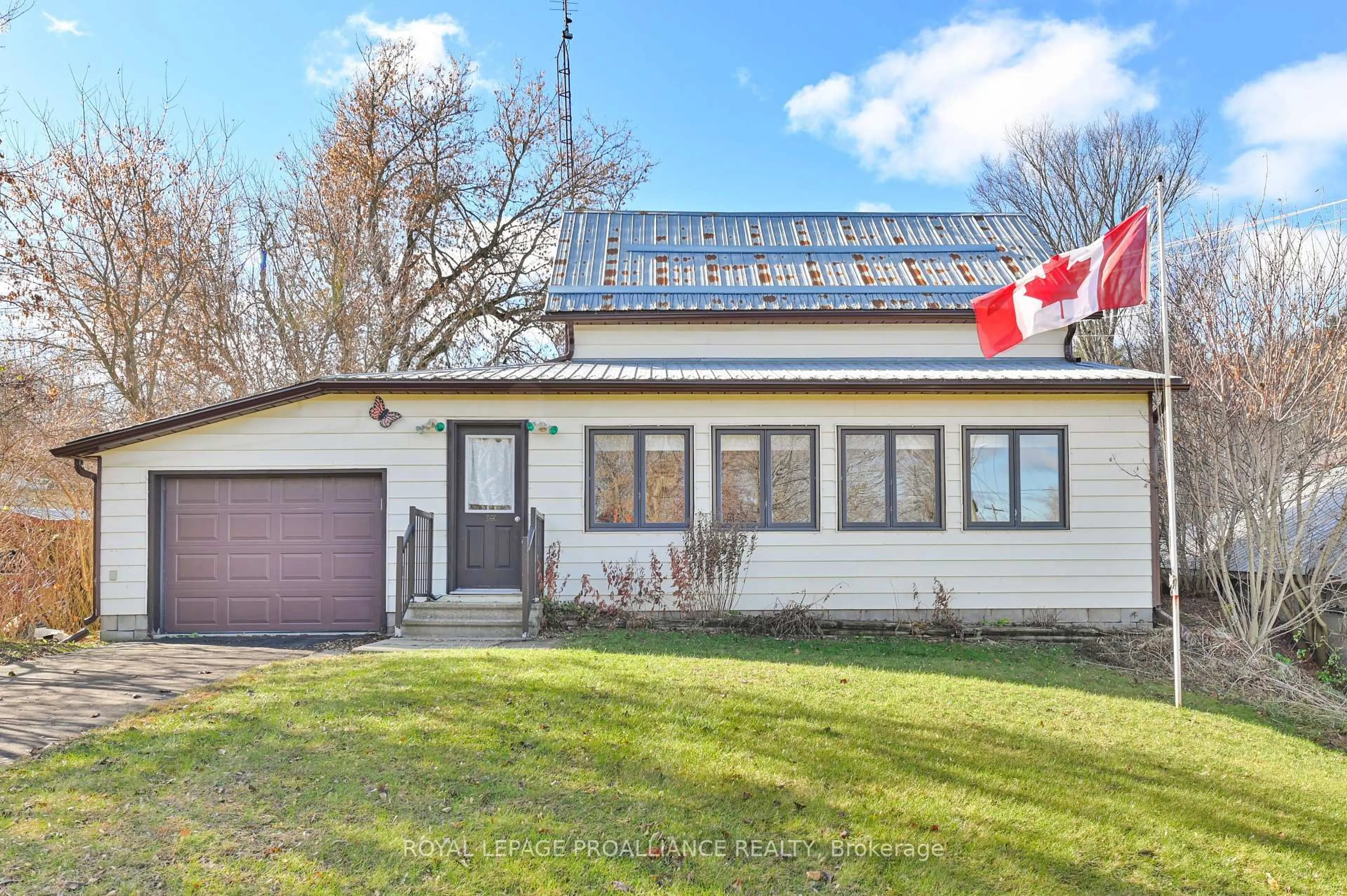 Home with vinyl exterior material, unknown for 14686 Road 509 N/A, Mississippi Station Ontario K0H 2C0