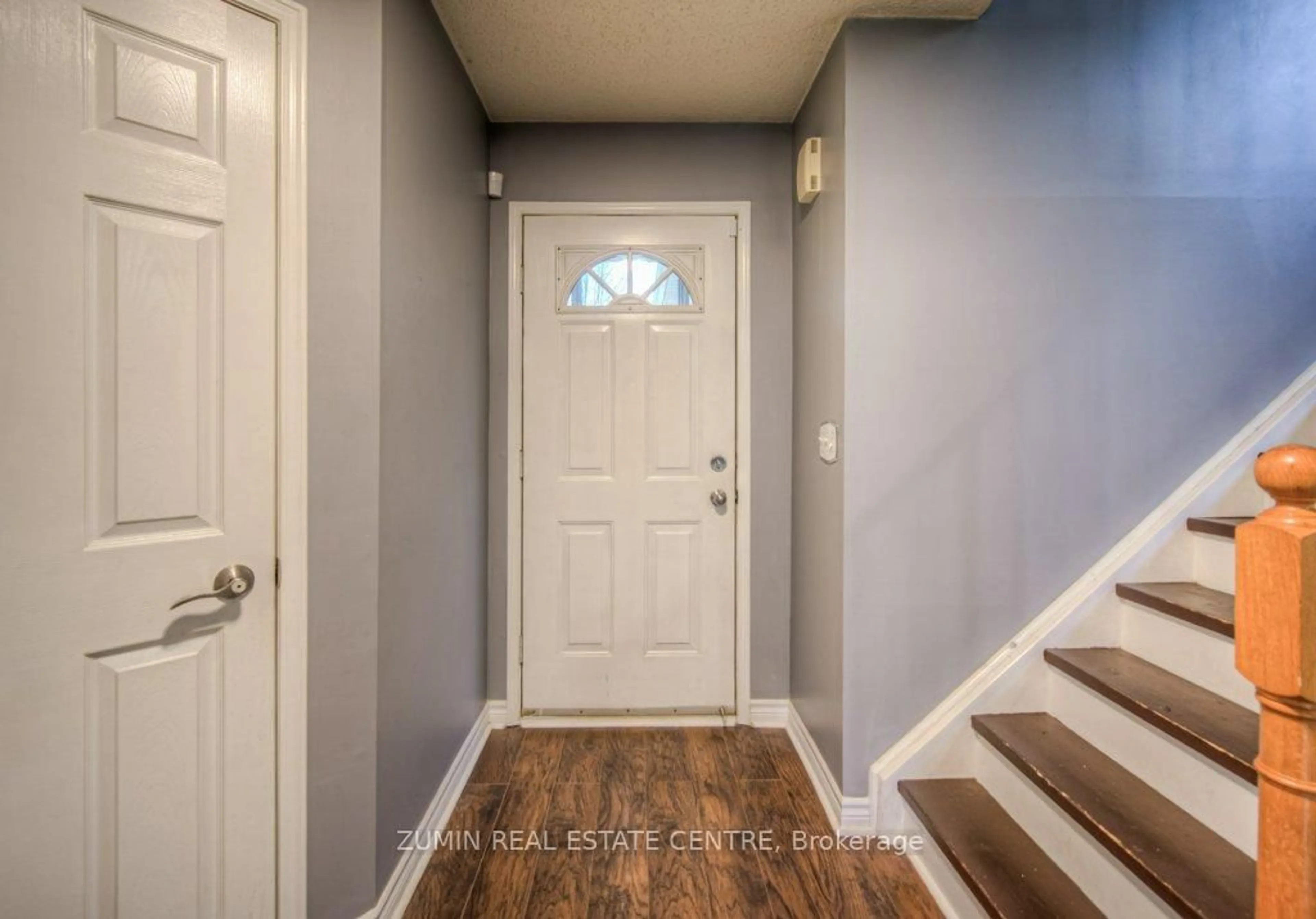 Indoor entryway for 20 Hunt St, North Dumfries Ontario N0B 1E0
