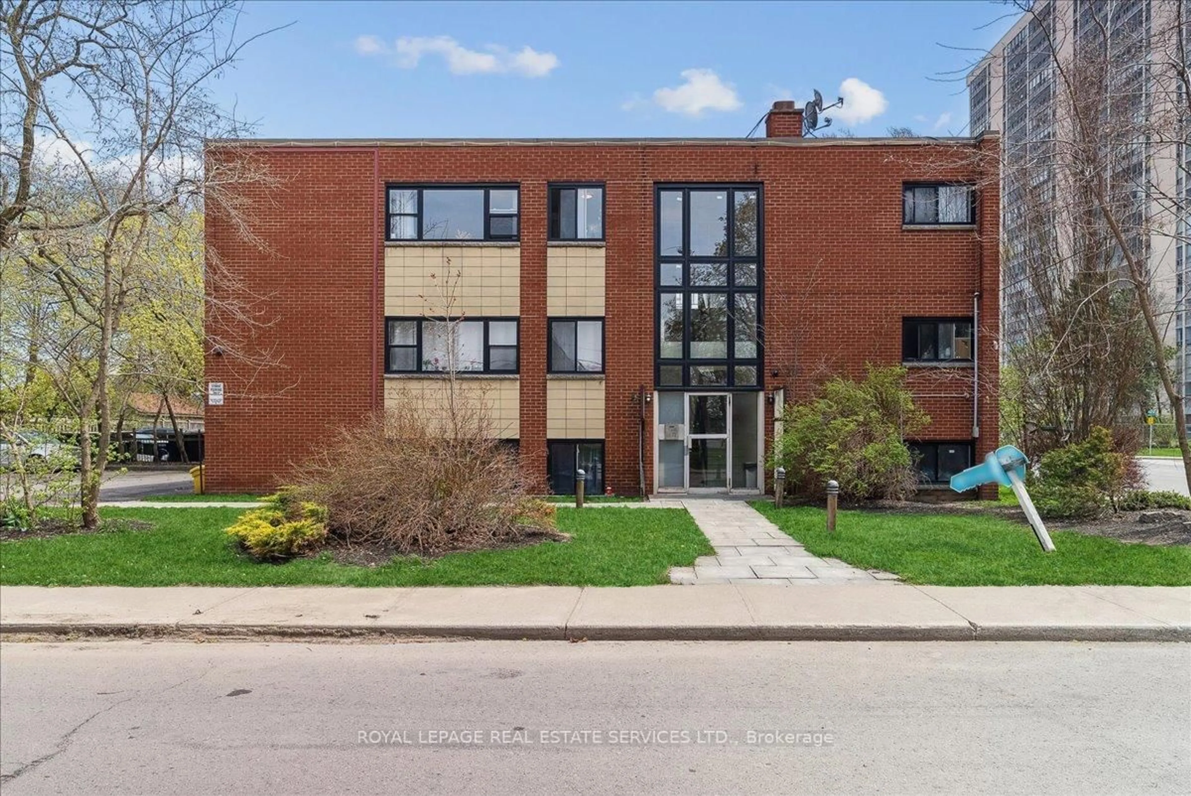 Home with brick exterior material, street for 291 East 38th St, Hamilton Ontario L8V 4G2