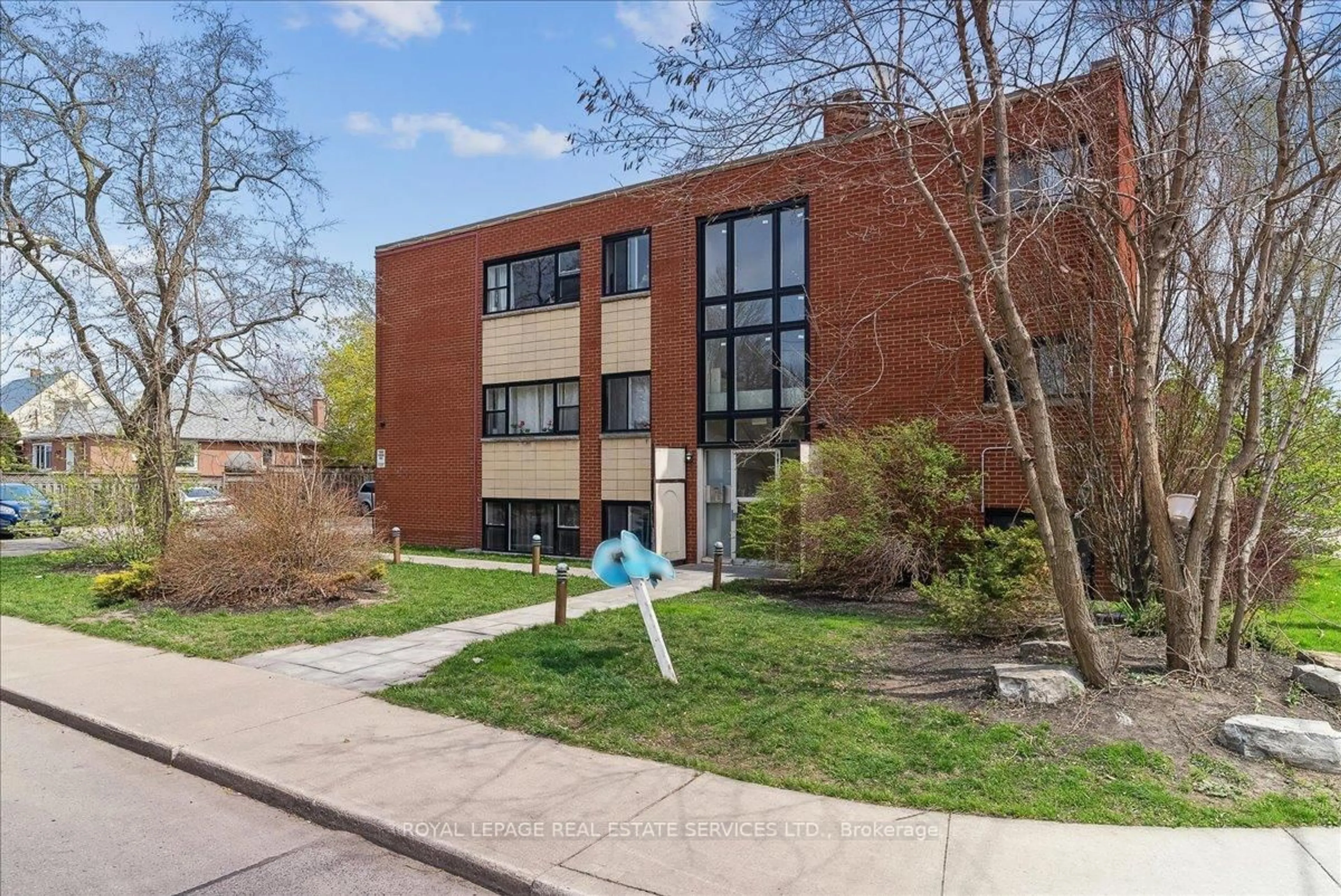 Home with brick exterior material, building for 291 East 38th St, Hamilton Ontario L8V 4G2