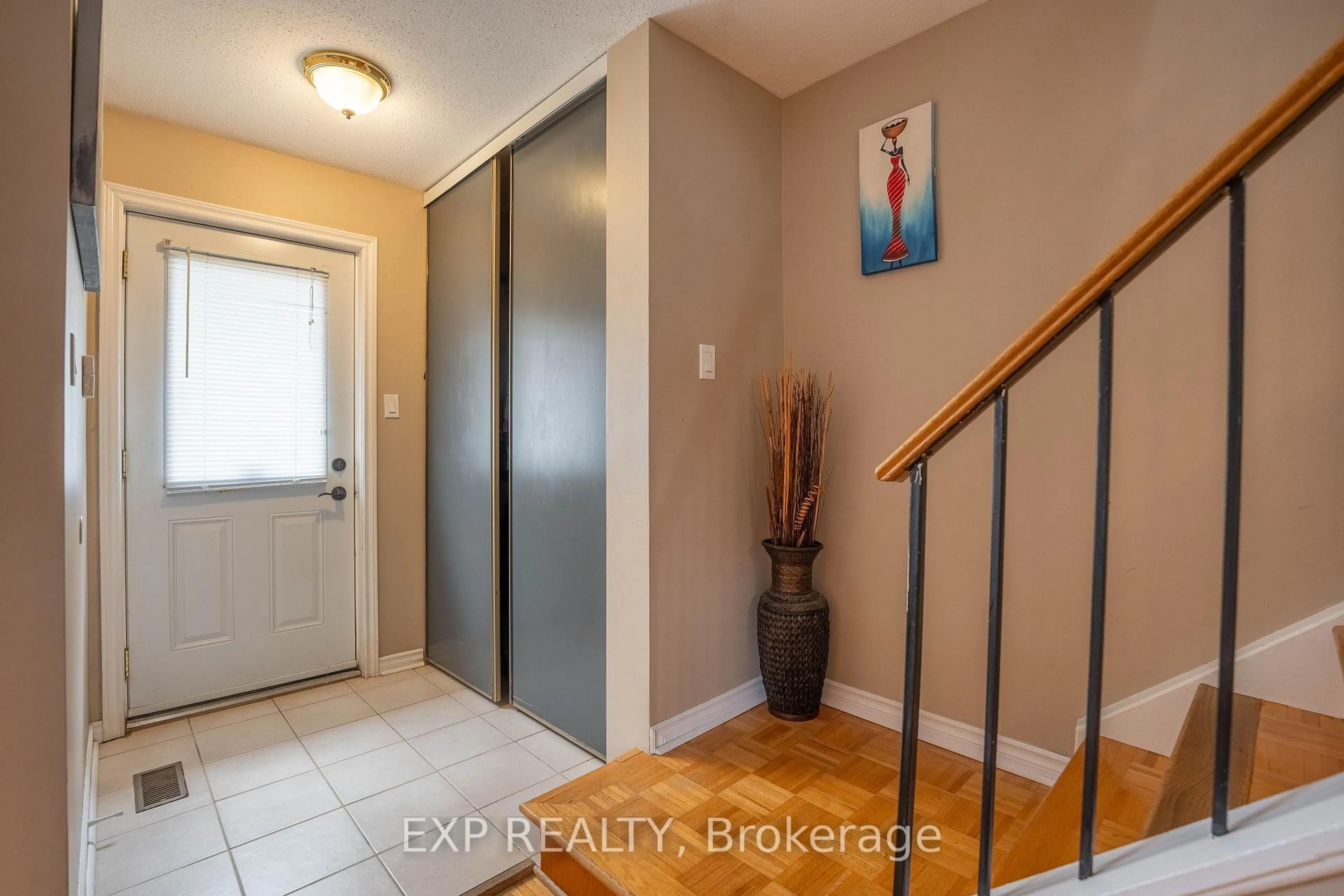 Indoor entryway for 1979 Greenvale Lane #15, Ottawa Ontario K1C 6E4