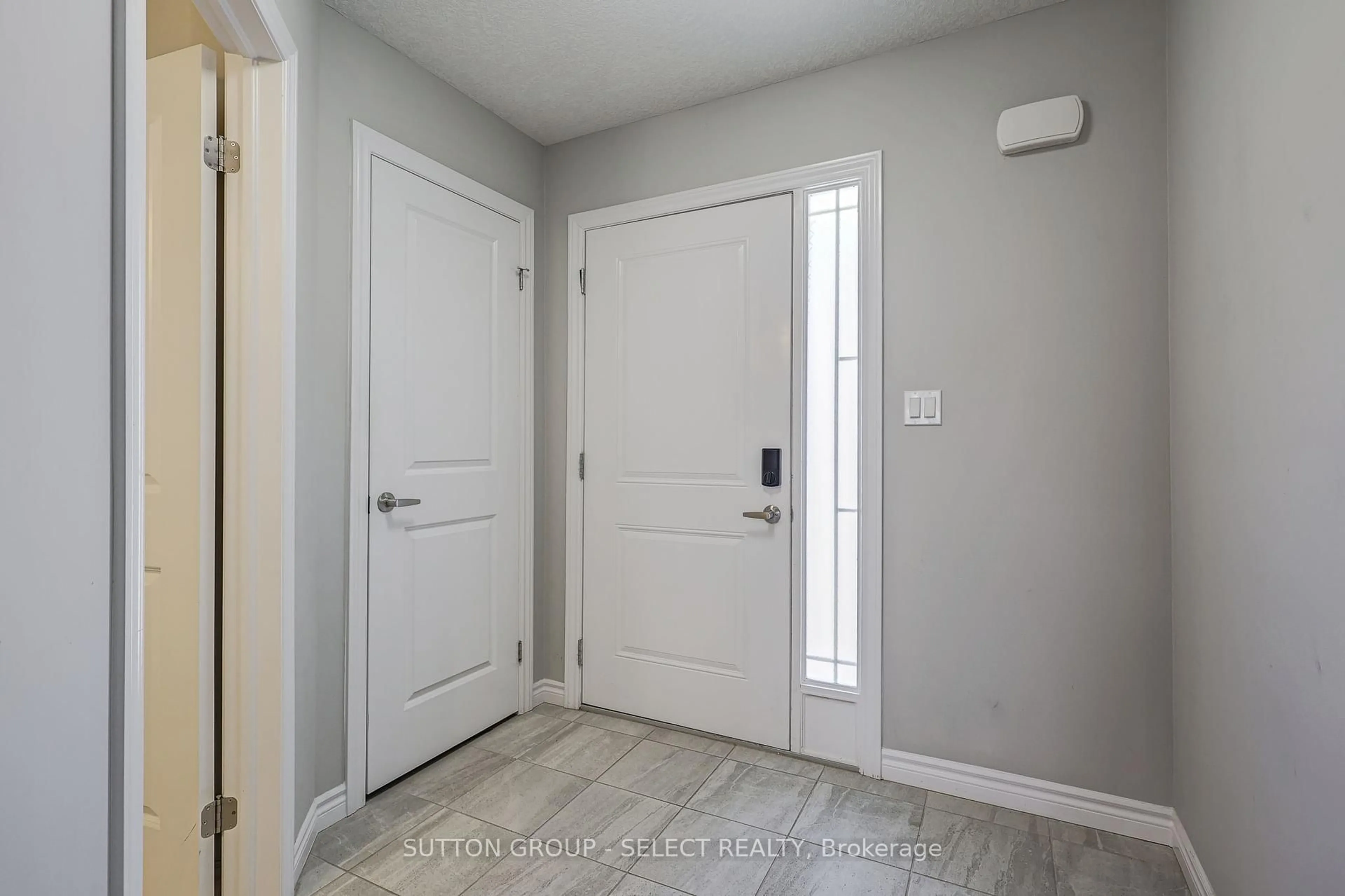 Indoor entryway for 3314 Strawberry Walk, London South Ontario N6M 0E9