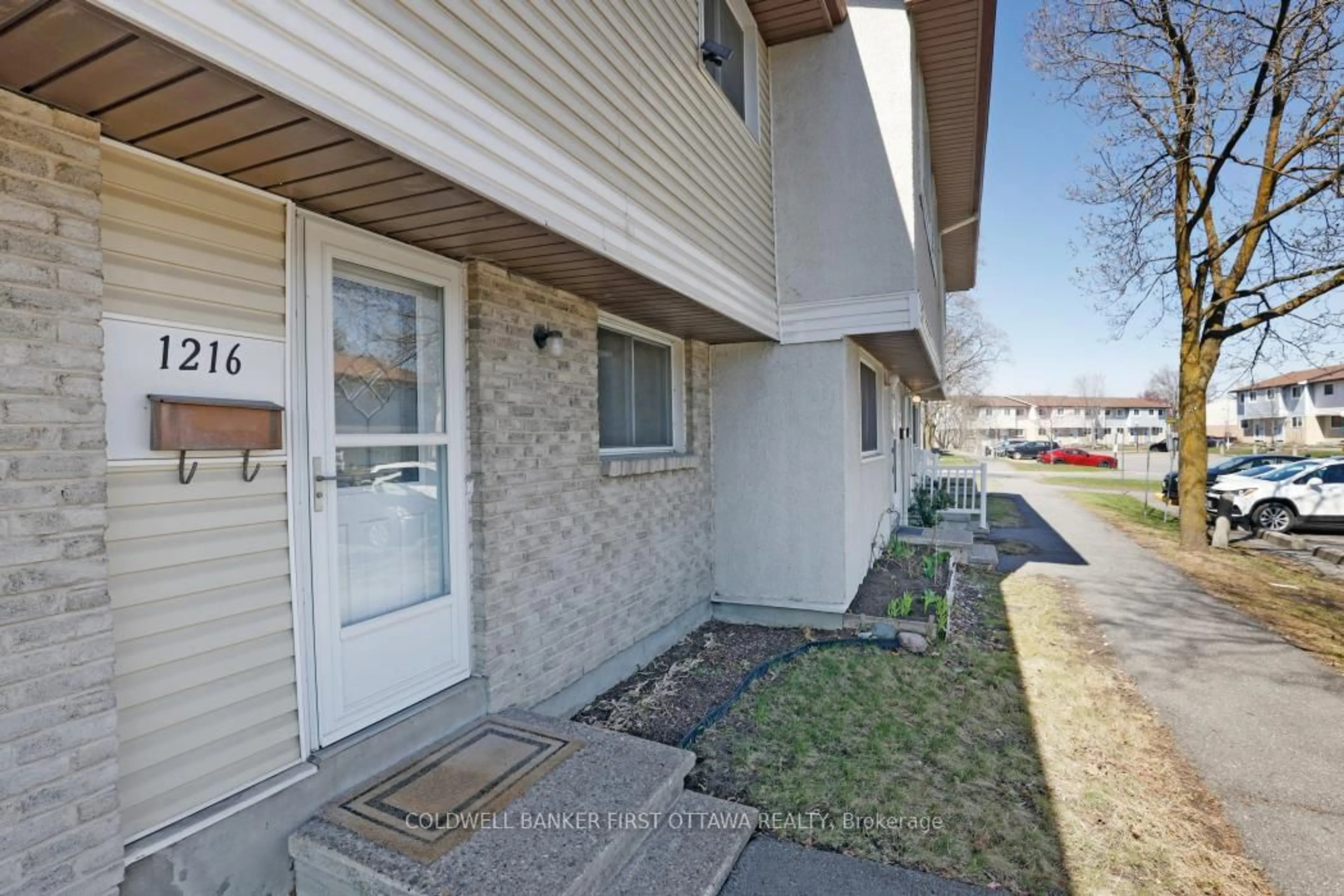 Unknown for 1216 Bowmount St, Ottawa Ontario K1J 8T5