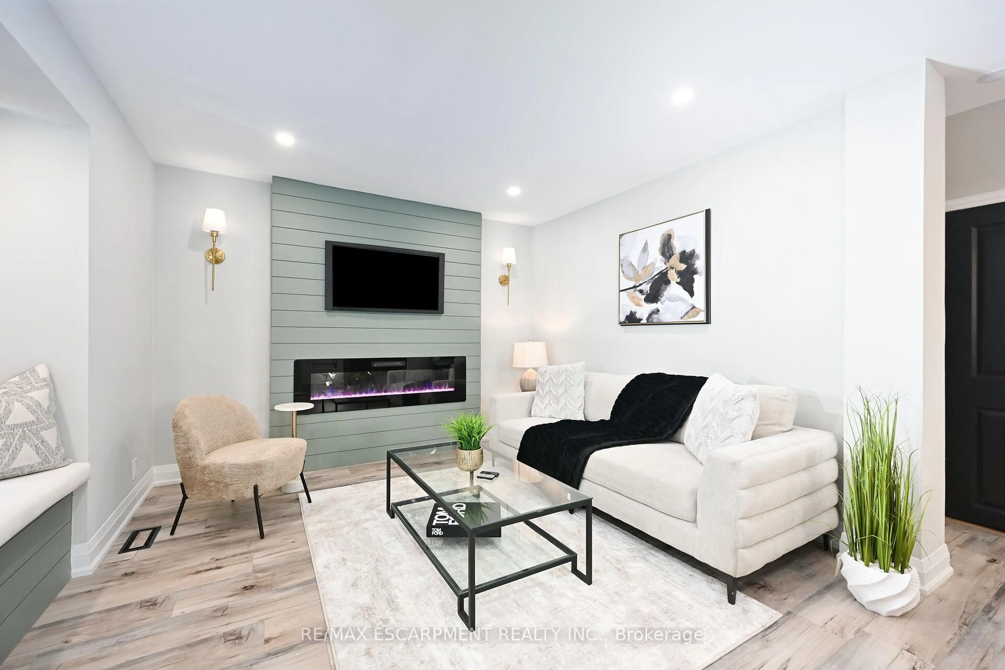 Living room with furniture, unknown for 282 Ottawa St, Hamilton Ontario L8K 2G1