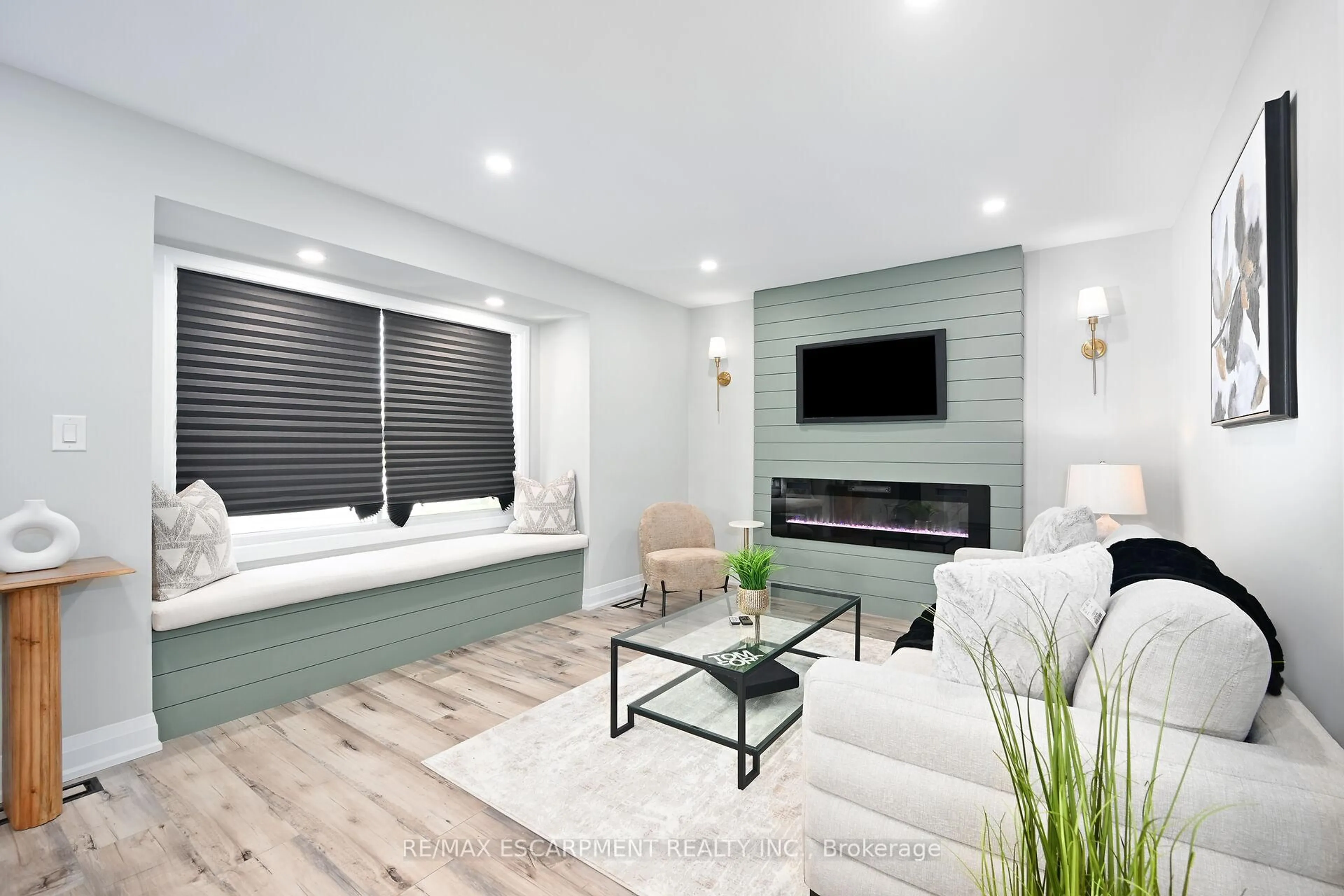 Living room with furniture, unknown for 282 Ottawa St, Hamilton Ontario L8K 2G1