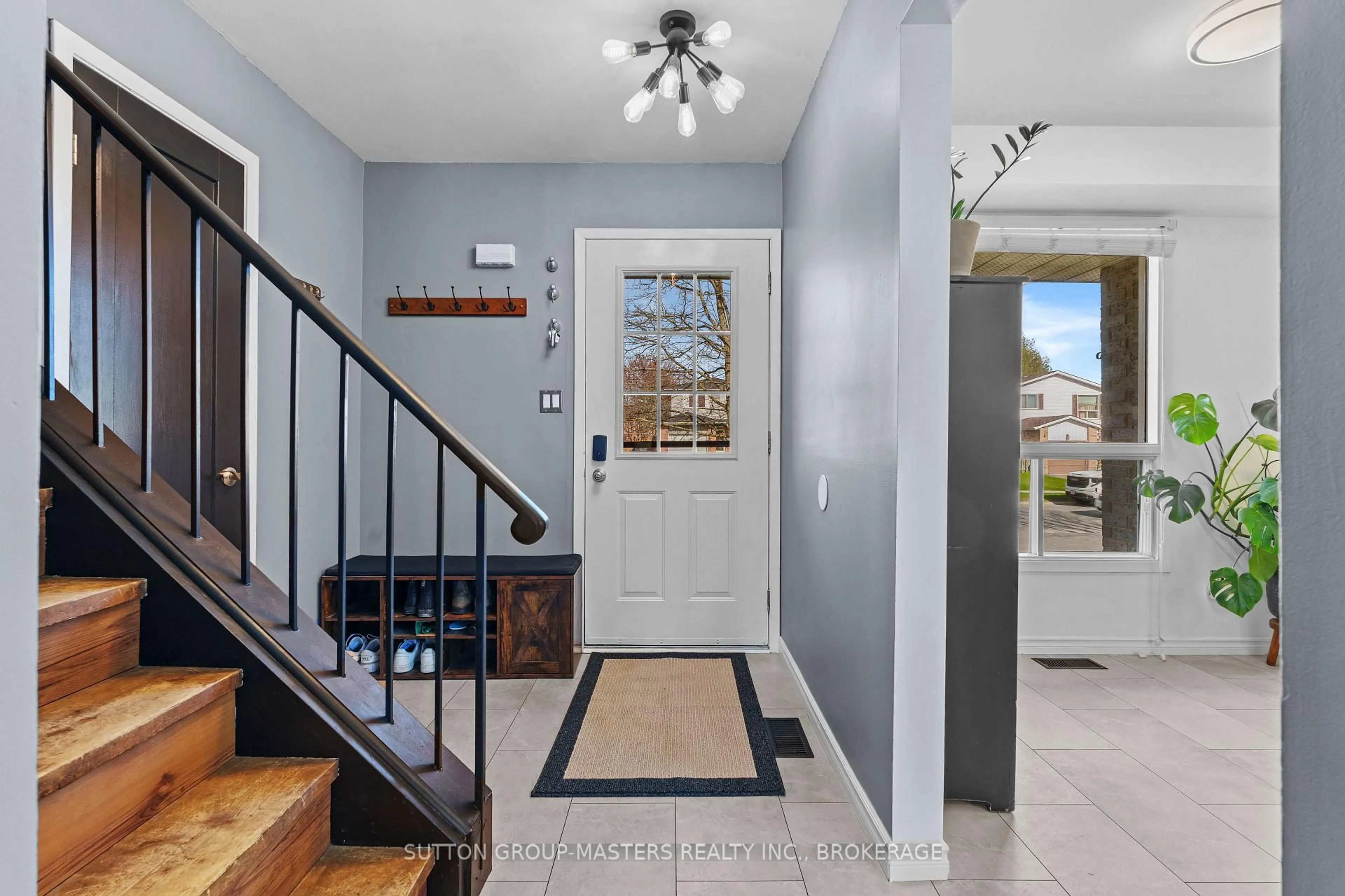 Indoor entryway for 732 Cedarwood Dr, Kingston Ontario K7P 2J1