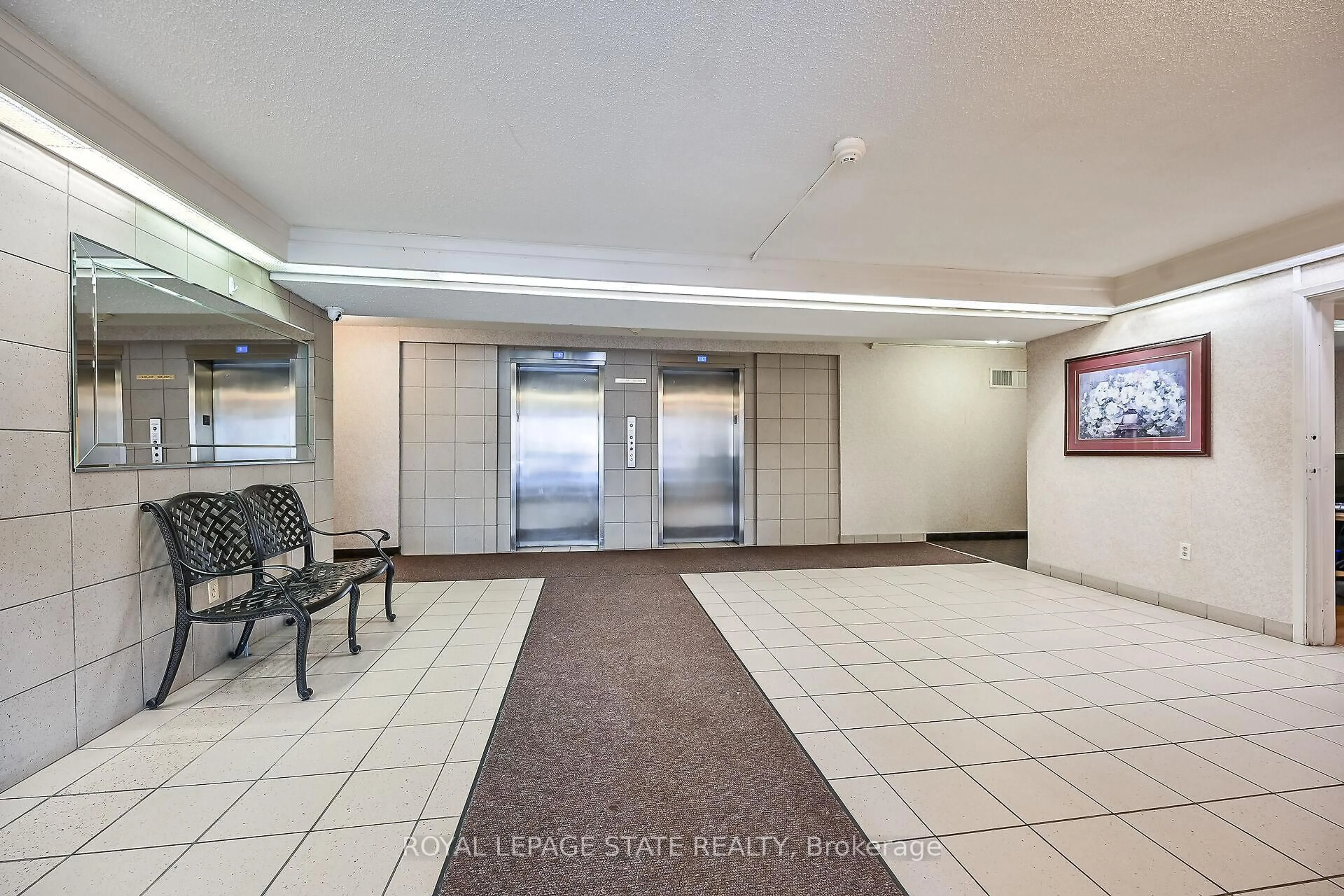 Indoor foyer for 1966 Main St #203, Hamilton Ontario L8S 1J6
