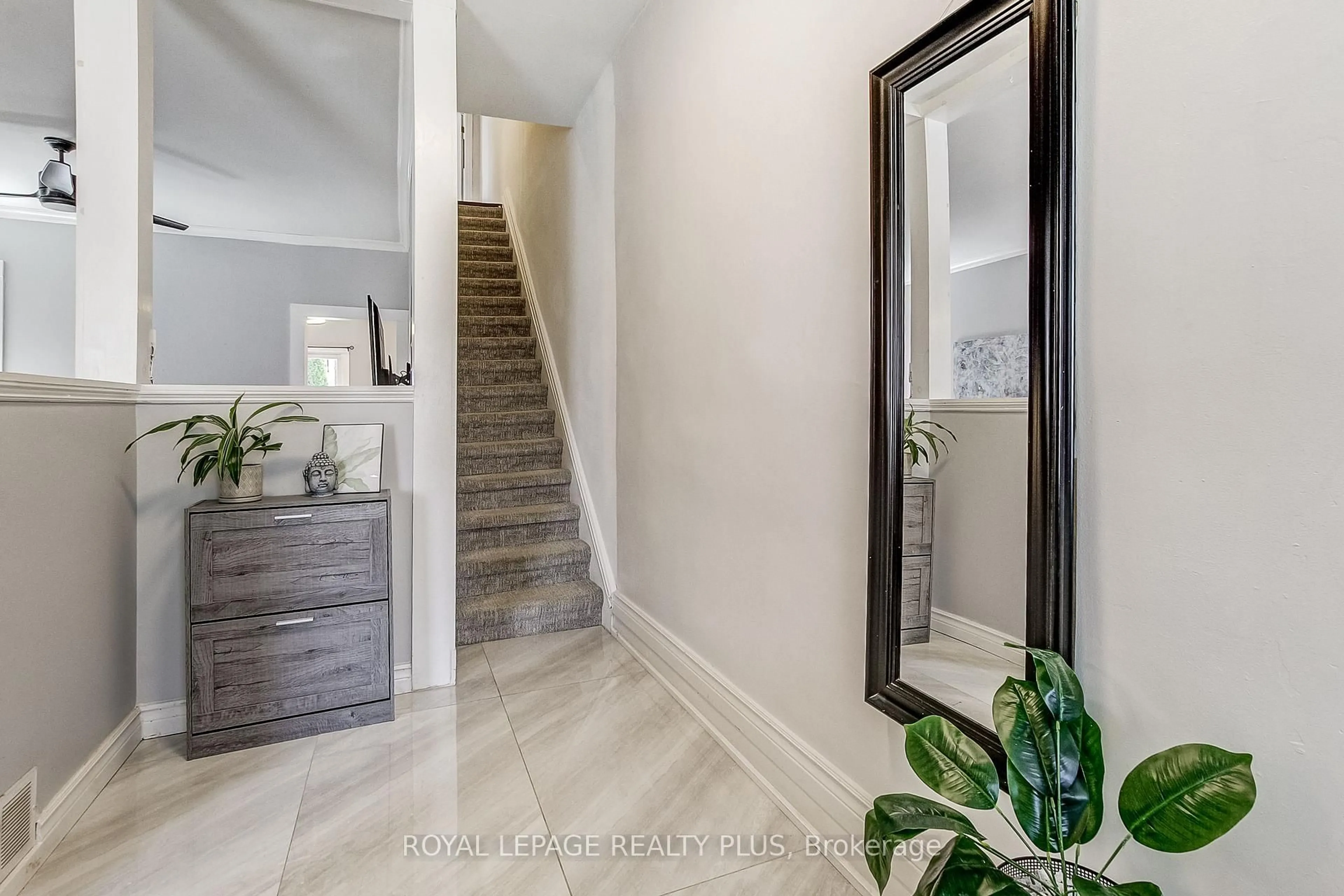 Indoor entryway for 38 Rosemont Ave, Hamilton Ontario L8L 2M3